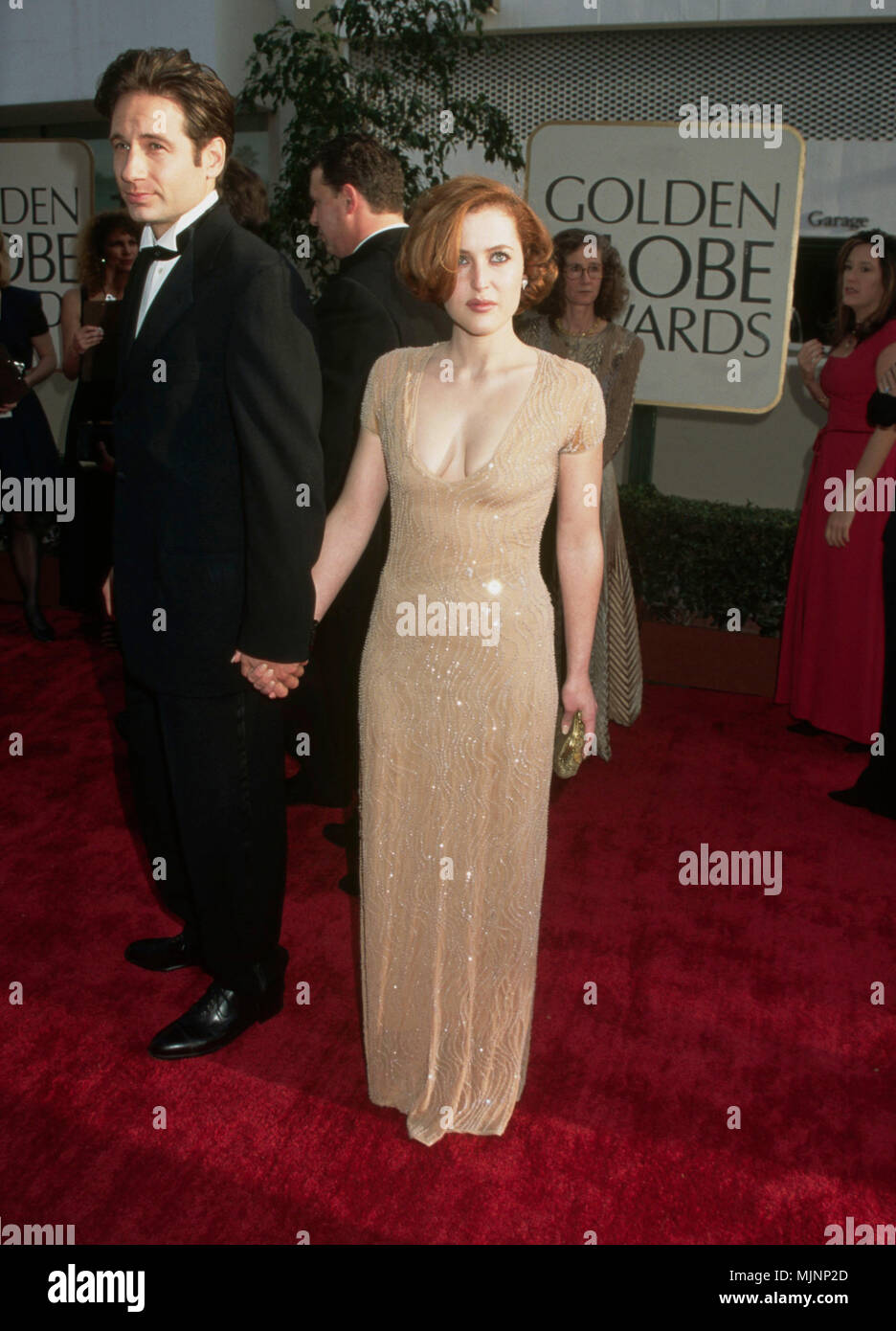 1997, Los Angeles, Kalifornien, USA --- Ursprüngliche Bildunterschrift: 1997 - Los Angeles, CA: X-files Sterne David Duchovny und Gillian Anderson bei den Golden Globe Awards. - - -' Tsuni/Bourquard David Duchovny und Gillian Anderson David Duchovny und Gillian Anderson David Duchovny und Gillian Anderson in Hollywood Leben - Kalifornien, Red Carpet Event, Vertikal, USA, Filmindustrie, Prominente, Fotografie, Bestof, Kunst, Kultur und Unterhaltung, Topix Celebrities Fashion / vom roten Teppich -1994-2000, eine Person, Vertikal, Besten, Hollywood Leben, Event in Hollywood Leben - Kalifornien, Rot Carpe Stockfoto