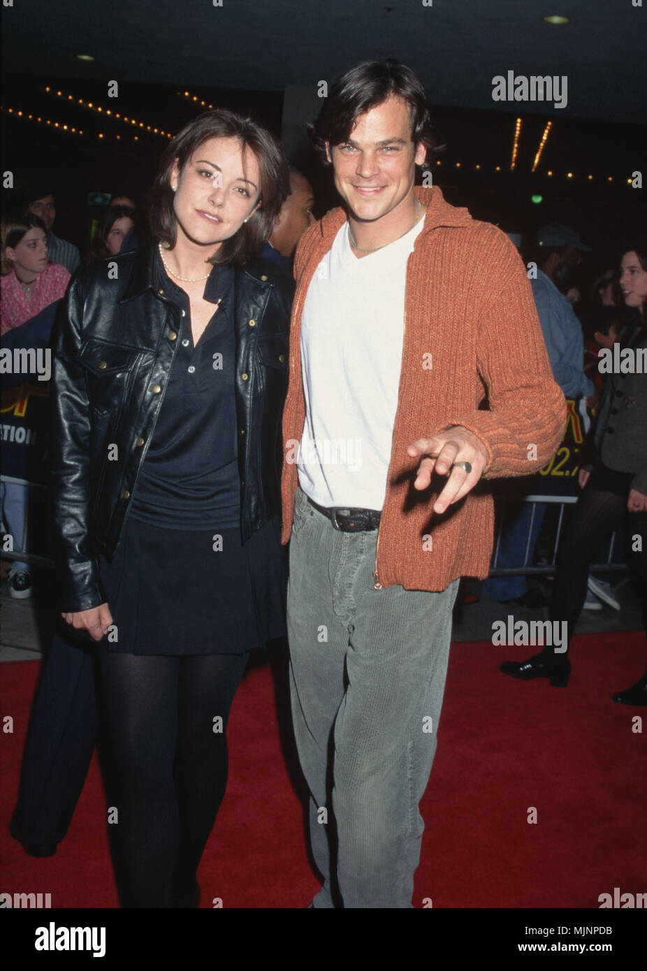 Rodney Rowland stehend mit Frau - - -' Tsuni/Bourquard" Rodney Rowland Rodney Rowland Rodney Rowland Ereignis in Hollywood Leben - Kalifornien, Red Carpet Event, Vertikal, USA, Filmindustrie, Prominente, Fotografie, Bestof, Kunst, Kultur und Unterhaltung, Topix Celebrities Fashion / vom roten Teppich -1994-2000, eine Person, Vertikal, Besten, Hollywood Leben, Event in Hollywood Leben - Kalifornien, Roter Teppich und backstage, USA, Filmindustrie, Prominente, Fotografie, Bestof, Kunst, Kultur und Unterhaltung, Topix Familie ergänzende Anfrage tsuni@Gamma-USA.com Stockfoto