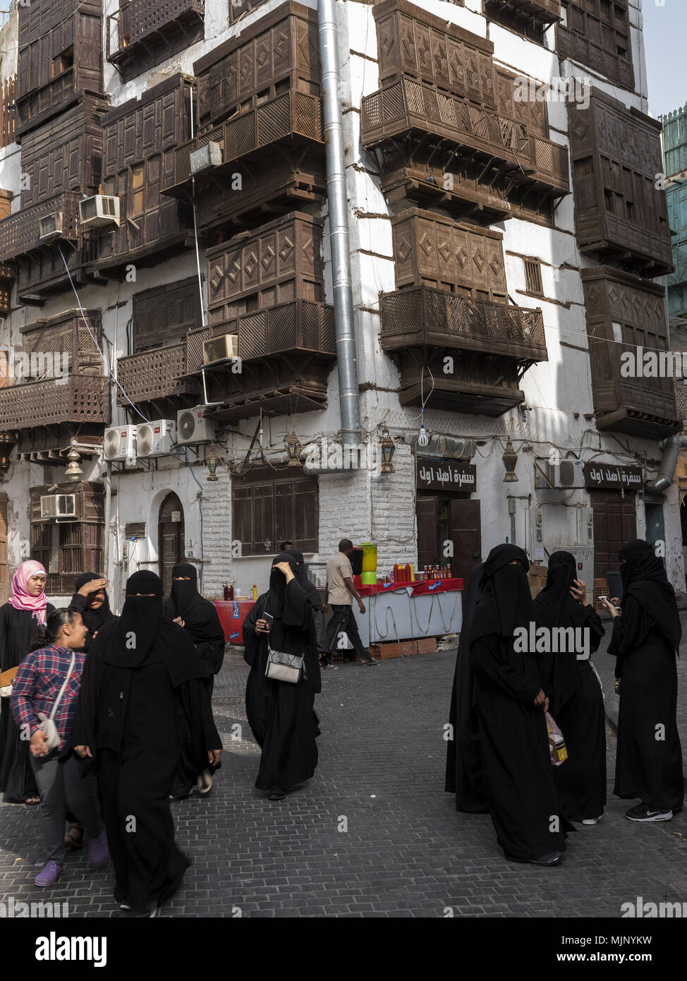 Saudische Frauen gehen auf Straßen von Al Balad, im historischen Teil von Jeddah Saudi-arabien in Schwarz gekleidet abayas Stockfoto