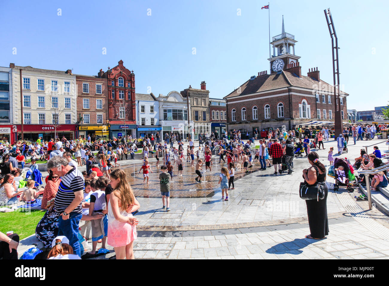 Menschenmassen, in der Sonne sammeln, die in der High Street in Stockton on Tees, England, UK, möbelmanufaktur die Supercar Veranstaltung Konvoi von Sport und Prestige Cars Stockfoto