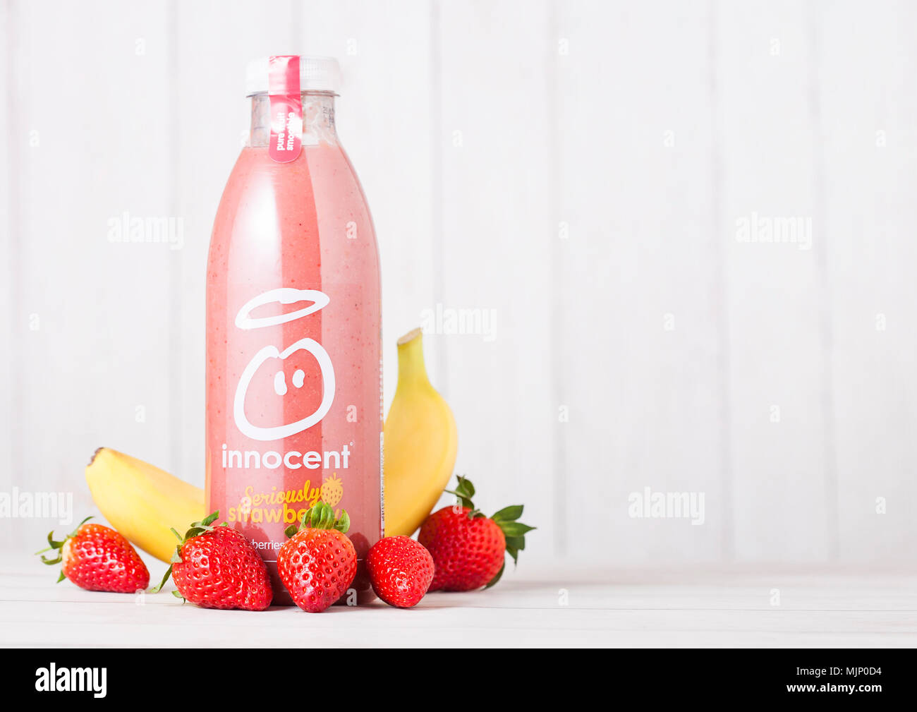LONDON, Großbritannien - 03.Mai 2018: die Flasche von Unschuldigen Erdbeere und Banane smoothie Fruchtdrink mit Vitaminen und frische Früchte. Stockfoto