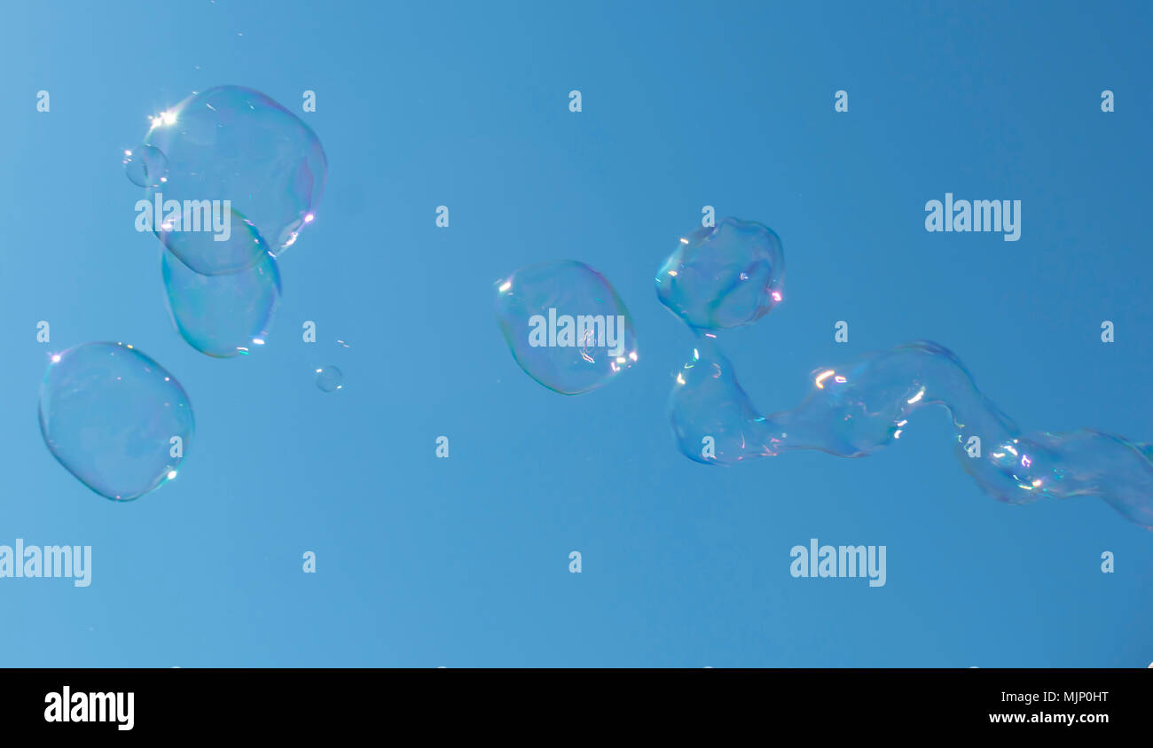 Seifenblasen, Blasen Seifenblase auf blauen Himmel Hintergrund Stockfoto