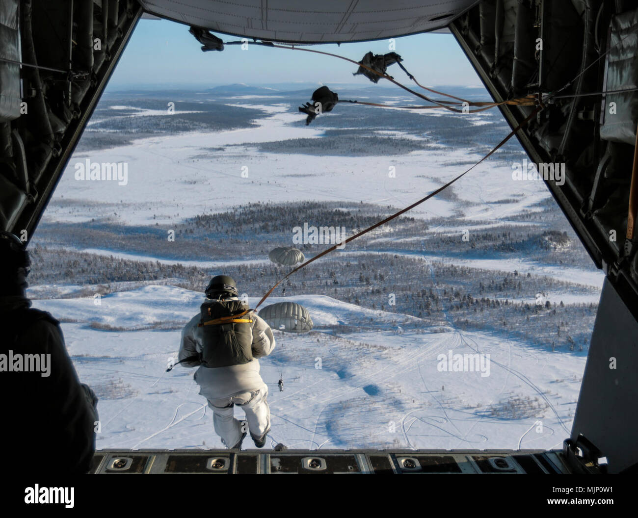 U.S. Army Special Forces Soldaten auf den 10 Special Forces Group (Airborne) Durchführung statische Linie luftgestützten Hilfsaktionen in der Nähe von Kiruna, Schweden, 24. Februar 2017 vergeben. Die arktischen Winter Training umfasste vier Wochen grundlegendes winter Kriegsführung Übungen. Streitkräfte und Zivilisten Anzeige von Mut, Tapferkeit und Opferbereitschaft Engagement Engagement Stockfoto