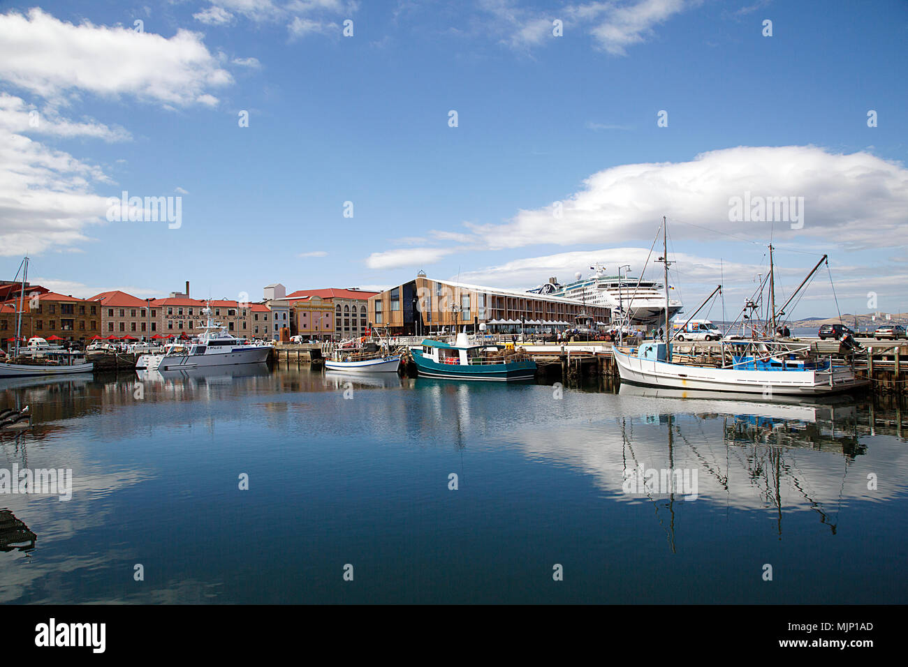 Hobart, Tasmanien: 28. März 2018: Fischerboote am Victoria Dock in Hobart Hafen vertäut. Stockfoto