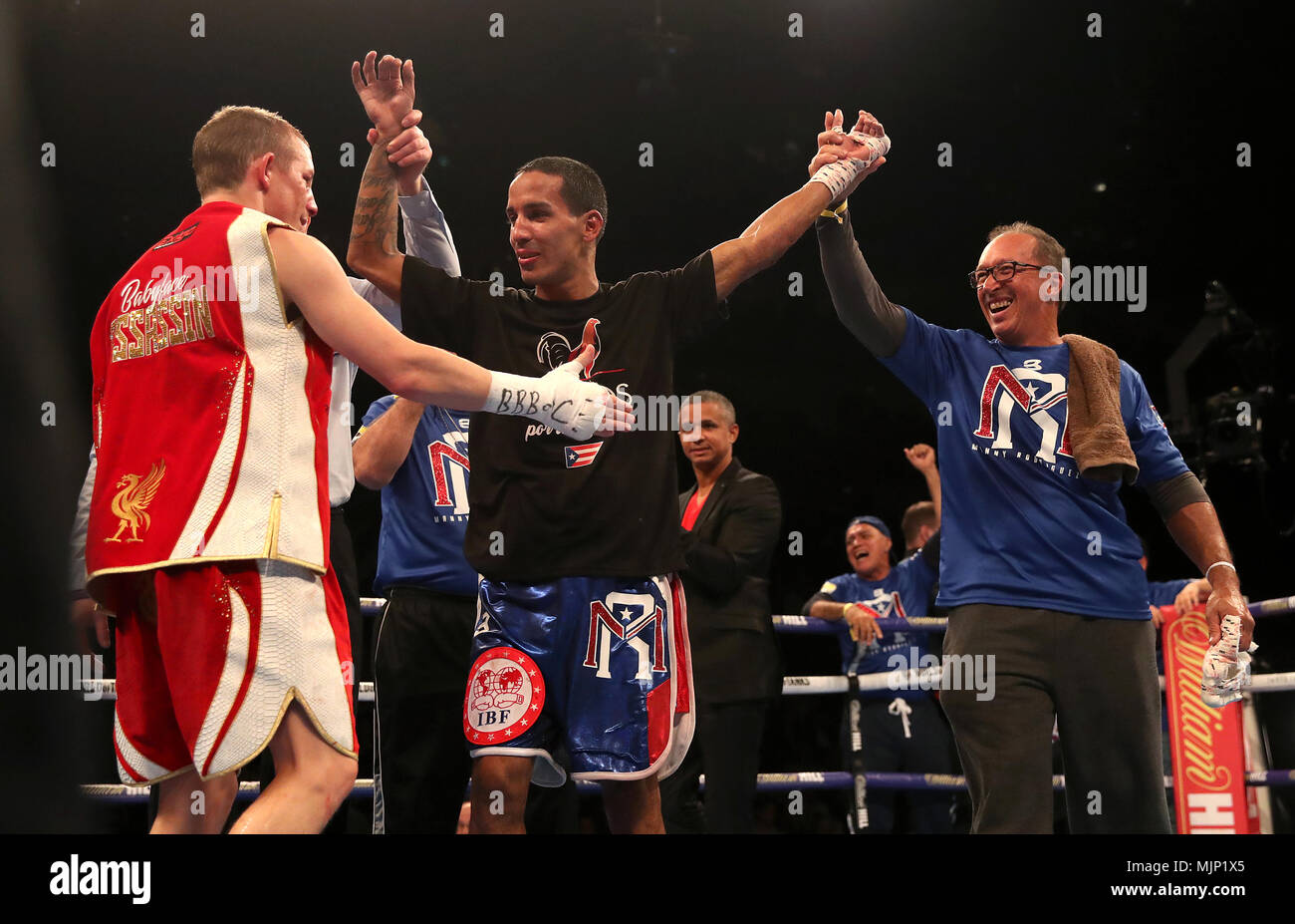 Paul Butler (links) gratuliert Emmanuel Rodriguez (Mitte) für das Gewinnen der IBF-Schwergewicht Meisterschaftzeitraum in der O2 Arena in London. Stockfoto