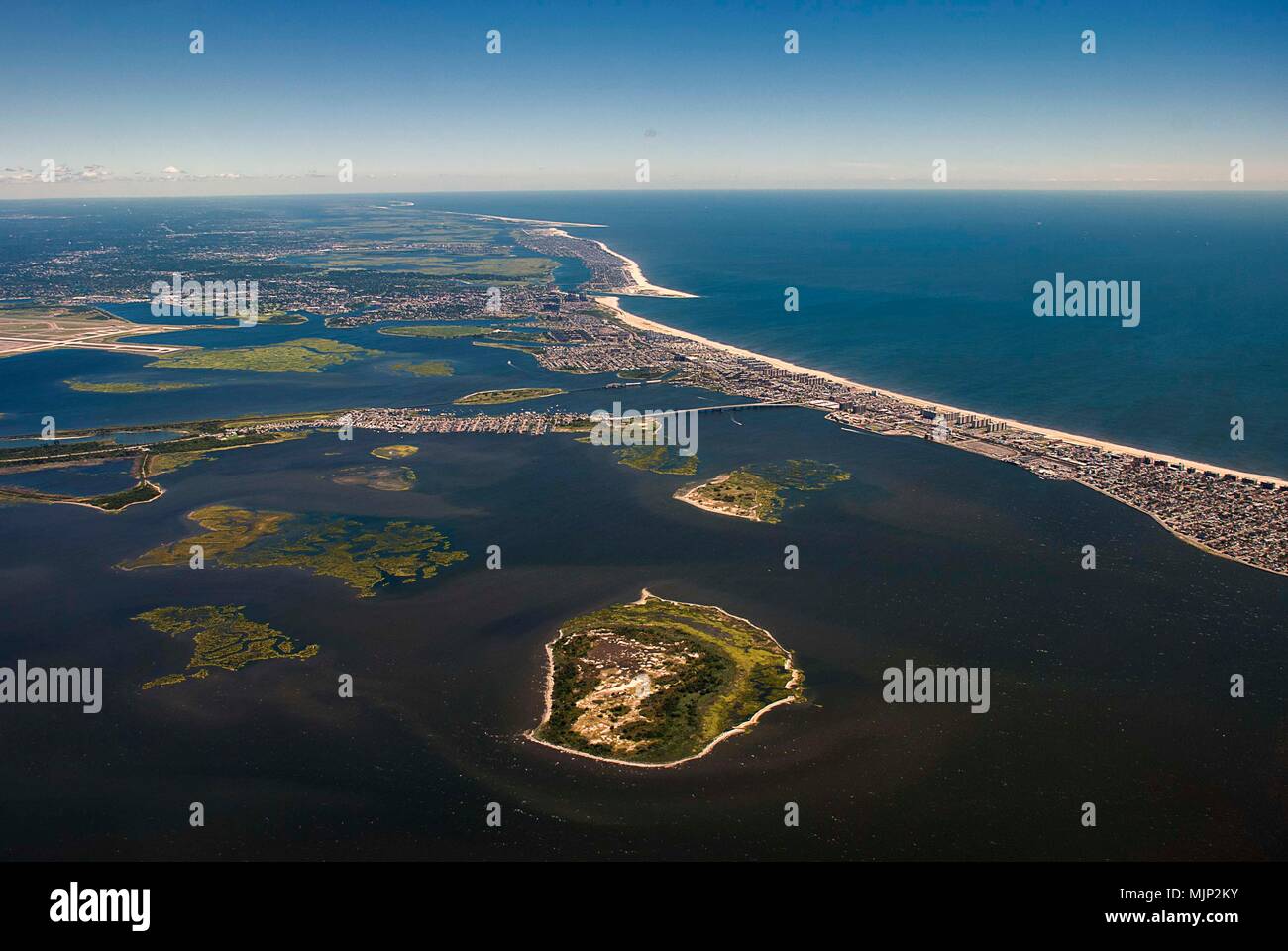 Die rockaway Halbinsel in Queens, New York aus der Luft trennt Jamaica Bay vom Atlantischen Ozean Stockfoto