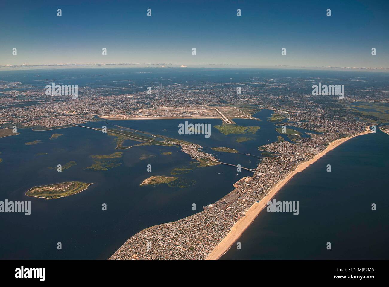 Die rockaway Halbinsel in Queens, New York aus der Luft trennt Jamaica Bay vom Atlantischen Ozean Stockfoto