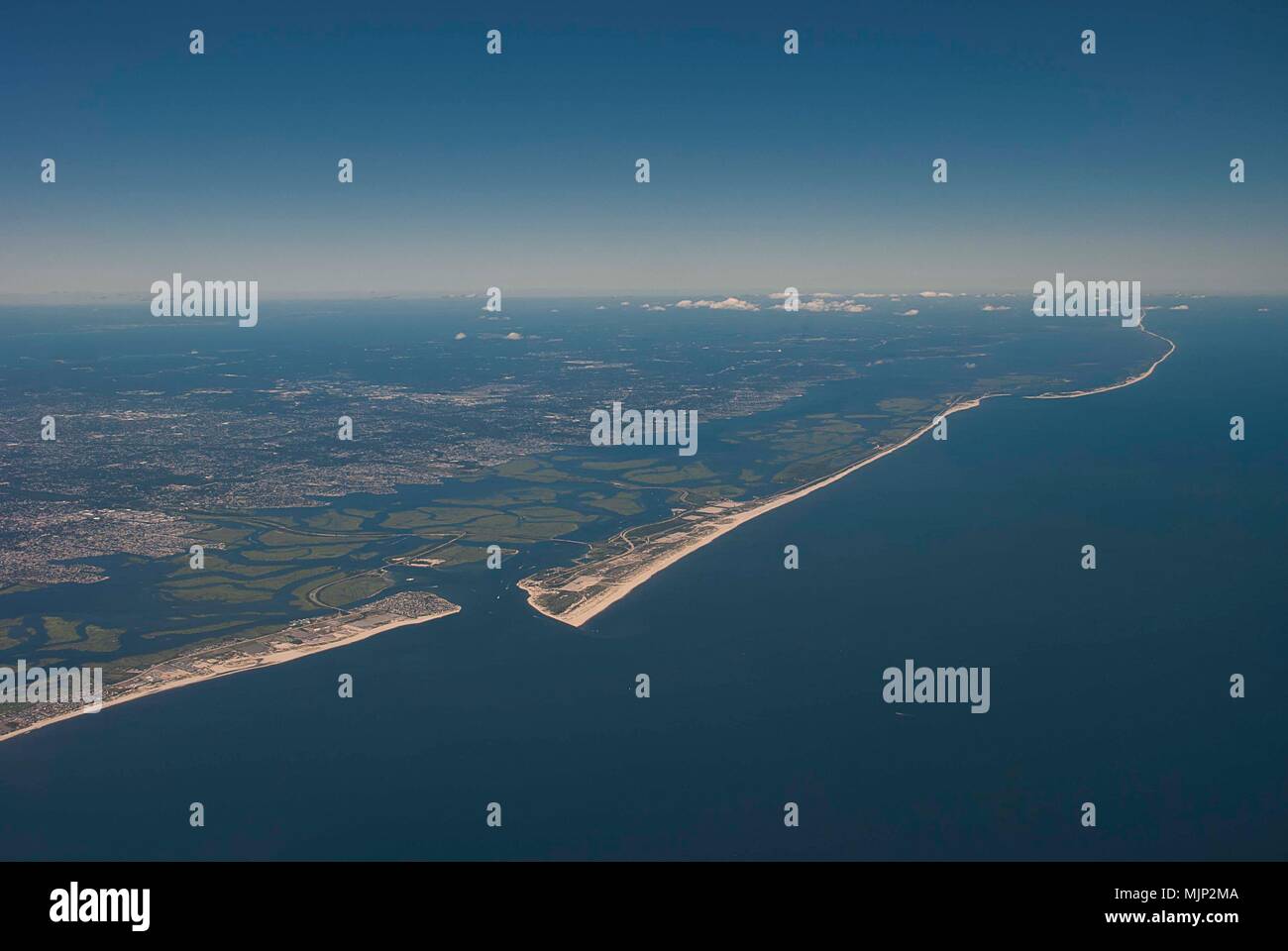 Die rockaway Halbinsel in Queens, New York aus der Luft trennt Jamaica Bay vom Atlantischen Ozean Stockfoto
