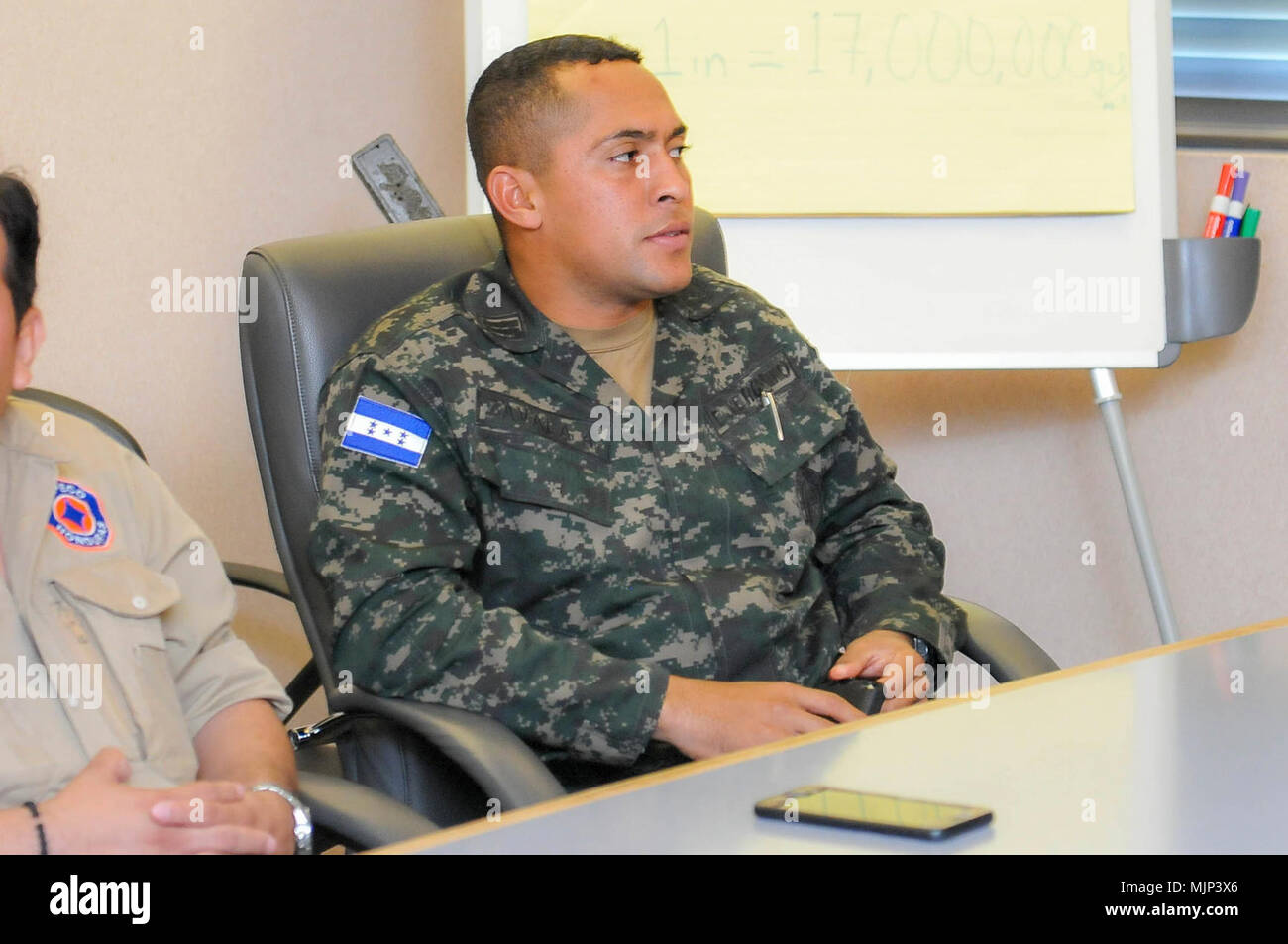 Als Teil der Puerto Rico National Guard State Partnership Program (SPP), Mitglieder der Ständigen Kommission der Risiken von Honduras (COPECO, für seine Abkürzung in Englisch) sowie die Offiziere der Streitkräfte des Landes nahmen an einem Tsunami übung Veranstaltung in Mayagüez, Puerto Rico, 14. März und 15. Der Puerto Rico National Guard Emergency Operations Center und das Puerto Rico Emergency Management Agency sowie die Küstengemeinden der Insel waren Teil dieser Veranstaltung, die als ein lernendes Fahrzeug Wissen und Ideen, um aktiv zu werden, um Exchange serviert. Stockfoto