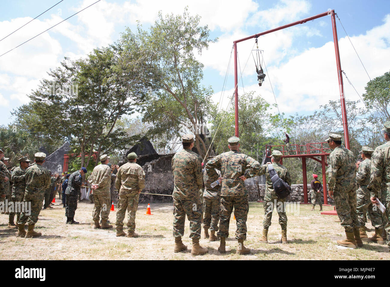 Mexikanische Infanteria De Marinas auf einem Display für Führungskräfte aus mehreren Partnerstaaten, wie sie die Hacienda de San Luis Carpizo für eine Demonstration von Aktivitäten und Veranstaltungen, die im Centro de Capacitacion y Adiestramiento Especializado de Infanteria de Marina in Campeche, Mexiko am 15. März 2018 durchgeführt werden. Die Konferenz bietet ein Forum für regionale und Senior Naval Infantry Führer in der gesamten westlichen Hemisphäre gemeinsames Interesse in der humanitären Hilfe und Katastrophenhilfe Angelegenheiten zu diskutieren und Ausbildungsprogramme zwischen den Partnerstaaten zu verbessern. Streitkräfte und Zivilisten d Stockfoto