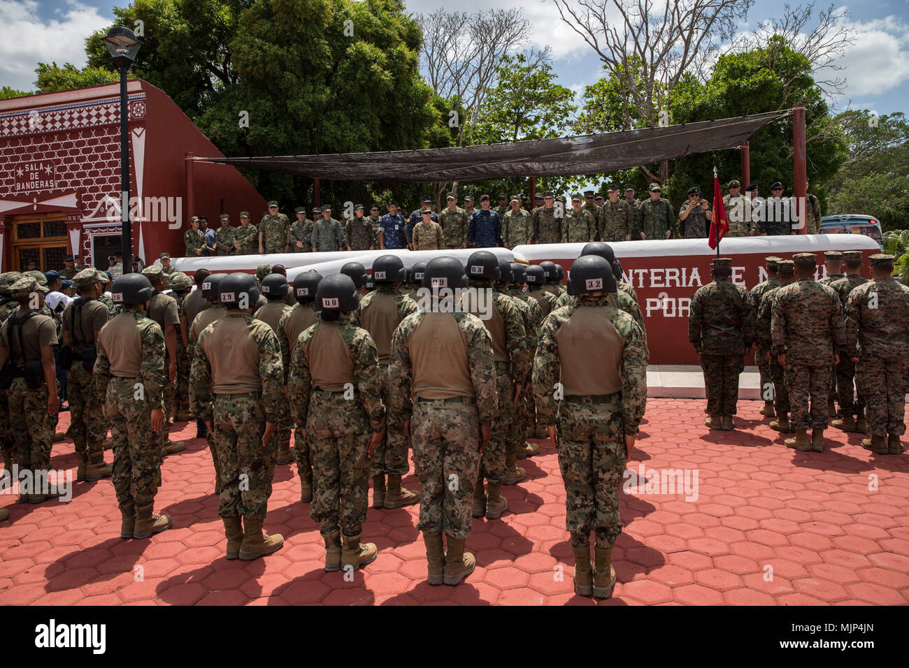 Mexikanische Infanteria De Marinas auf einem Display für Führungskräfte aus mehreren Partnerstaaten, wie sie die Hacienda de San Luis Carpizo für eine Demonstration von Aktivitäten und Veranstaltungen, die im Centro de Capacitacion y Adiestramiento Especializado de Infanteria de Marina in Campeche, Mexiko am 15. März 2018 durchgeführt werden. Die Konferenz bietet ein Forum für regionale und Senior Naval Infantry Führer in der gesamten westlichen Hemisphäre gemeinsames Interesse in der humanitären Hilfe und Katastrophenhilfe Angelegenheiten zu diskutieren und Ausbildungsprogramme zwischen den Partnerstaaten zu verbessern. Streitkräfte und Zivilisten d Stockfoto