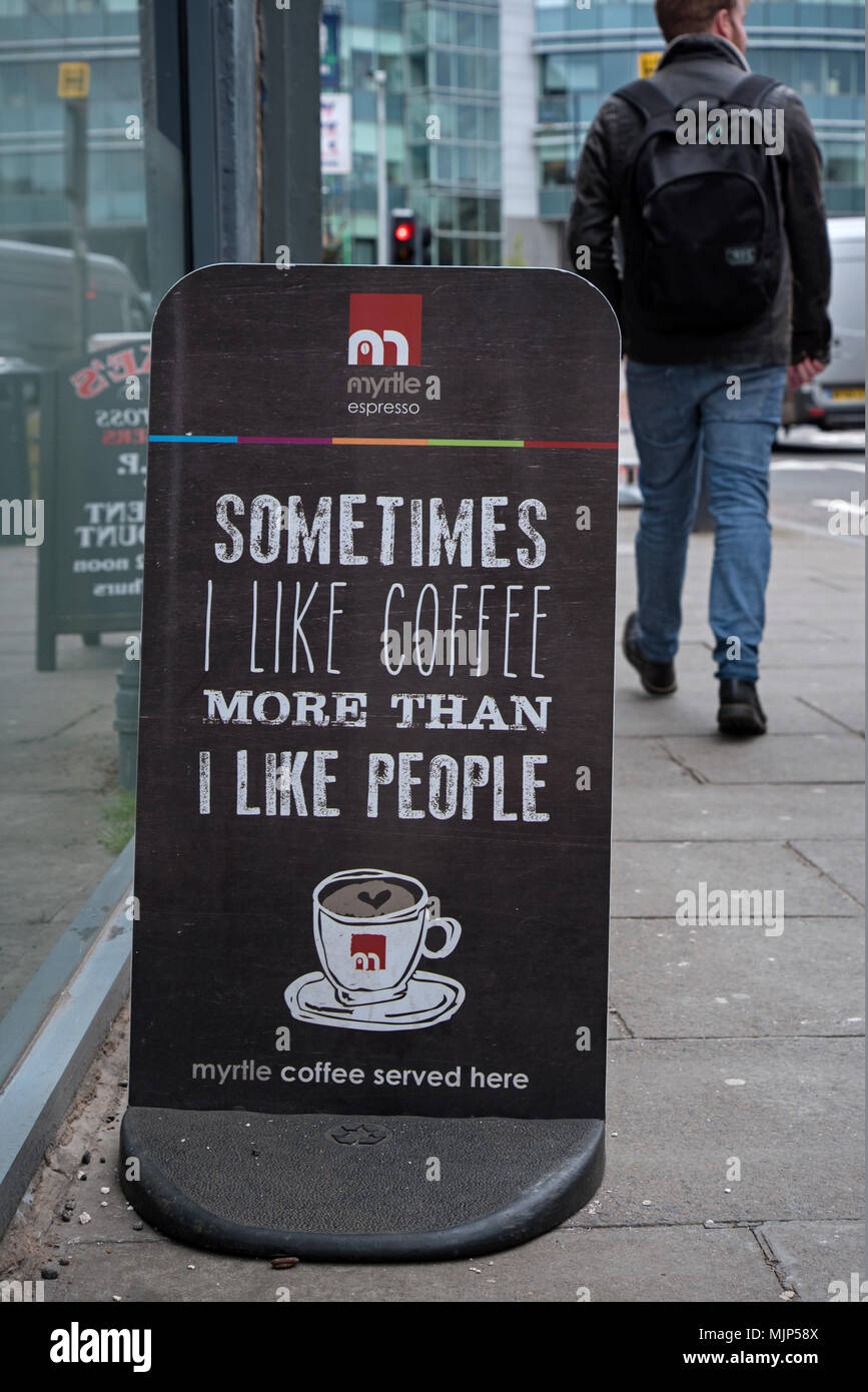 Zeichen außerhalb Café in Edinburgh, "Manchmal muss ich wie Kaffee mehr als Ich mag Menschen'. Stockfoto