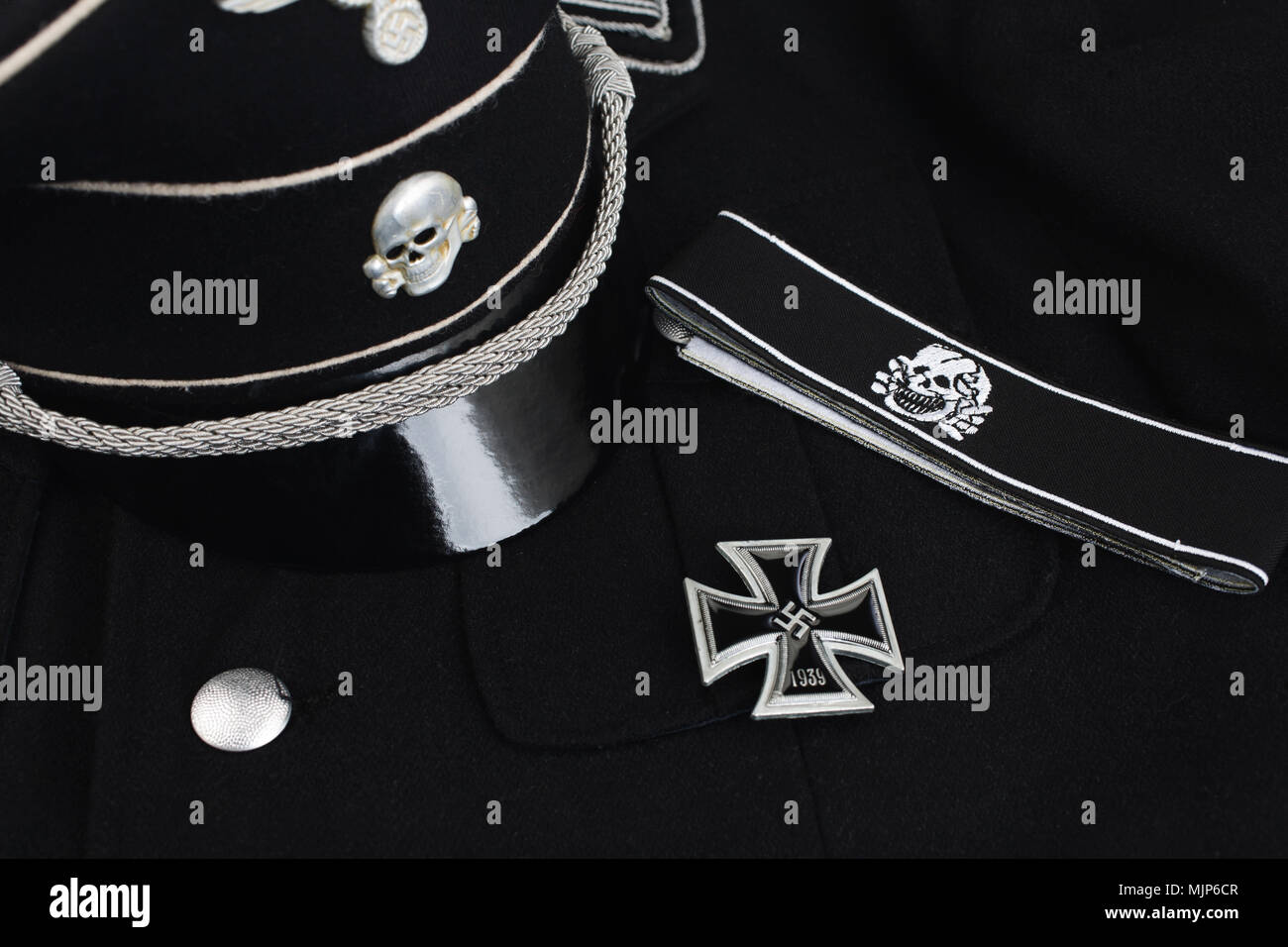 Die Nazi-deutsche Auszeichnung Eisernes Kreuz auf Schwarz SS-Uniform