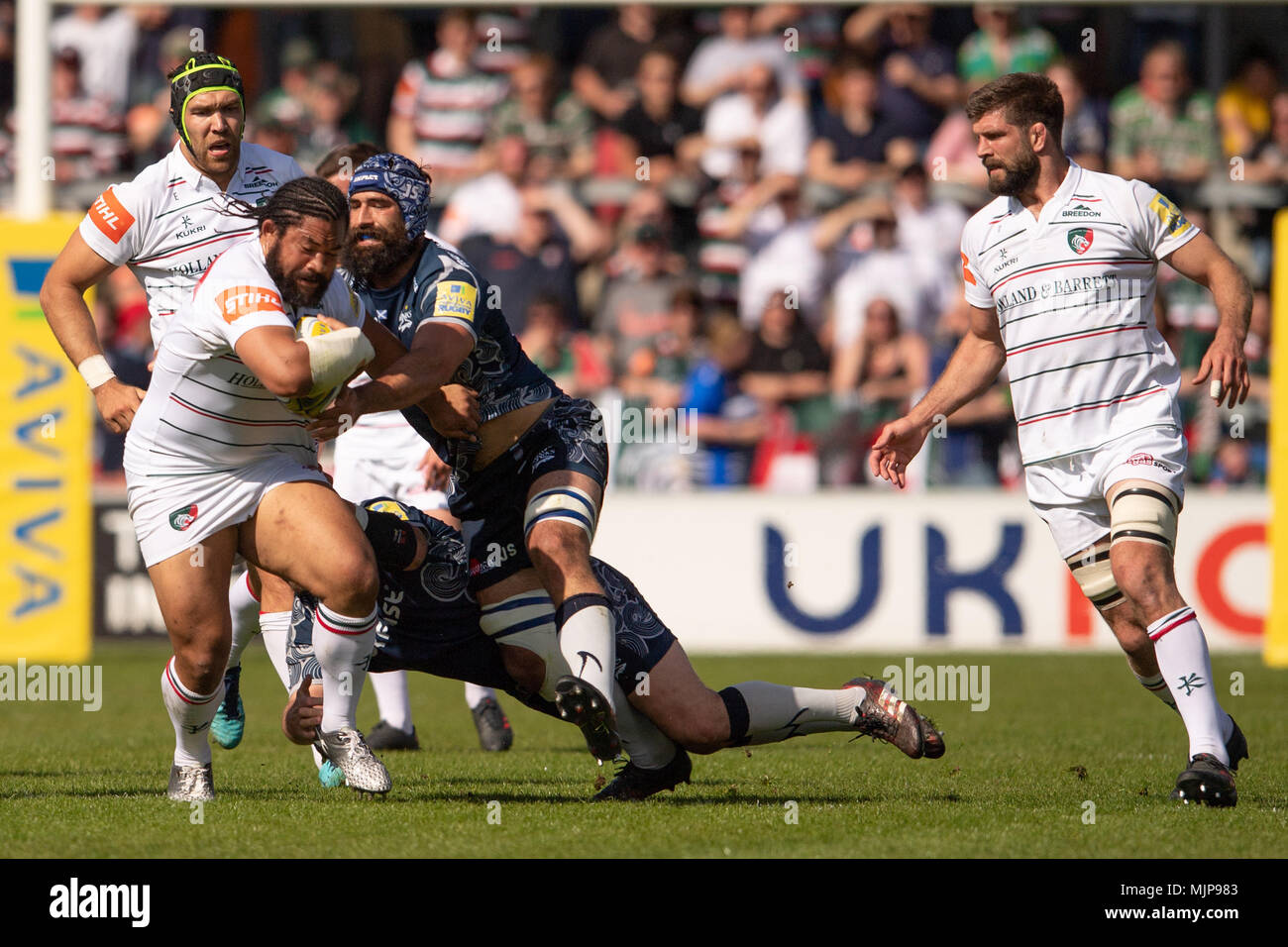 Die Leicester Tigers Tatafu Polota-Nau wird von JOSH STRAUSS 5. Verkauf Hai Mai 2018 angegangen, AJ Bell Stadium, Verkauf, England; English Premiership Rugb Stockfoto