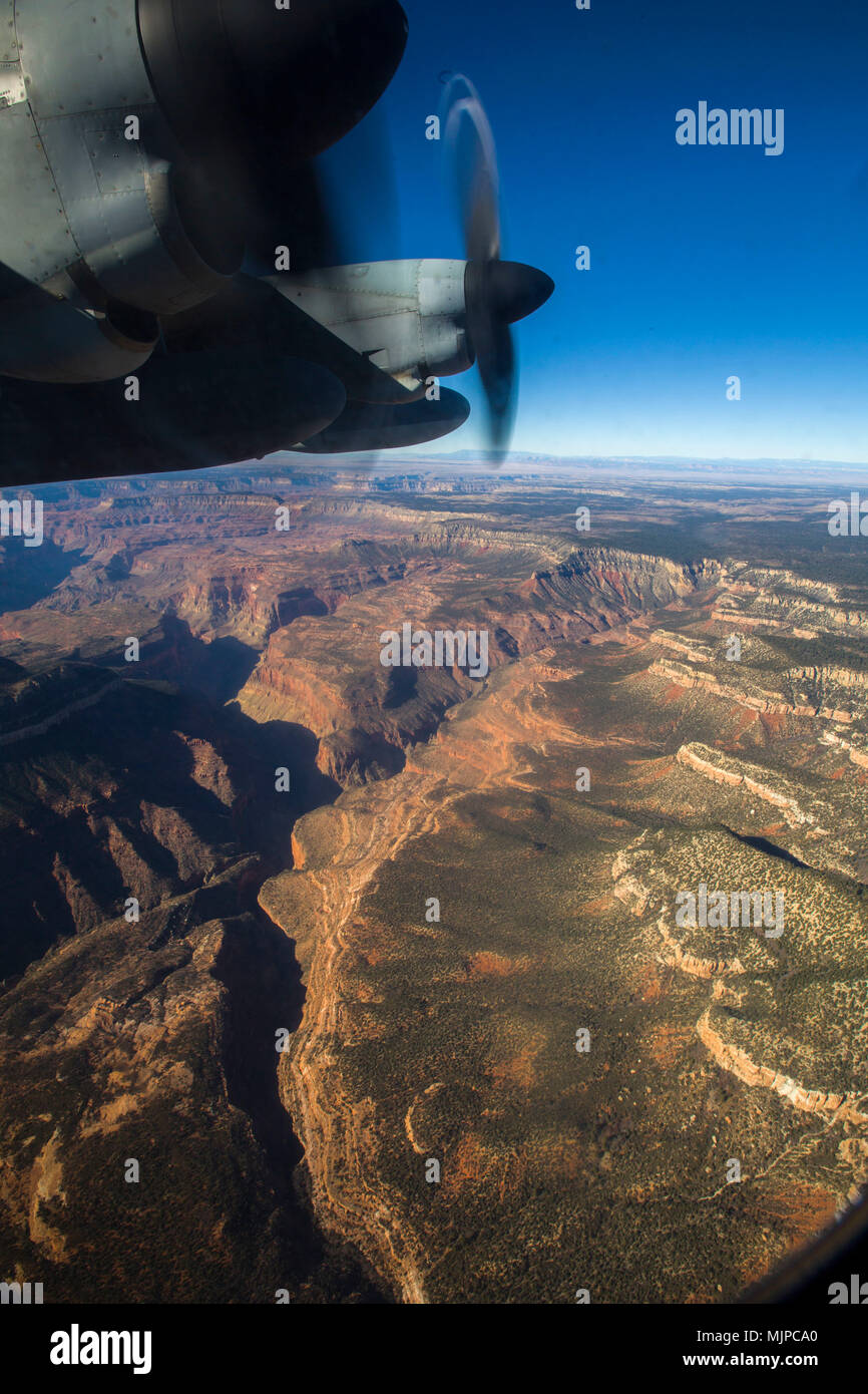 KC-130J Hercules ist ein viermotoriges Turboprop-Luftfahrzeug, das vom United States Marine Corps betrieben wird. Das Archivbild dokumentiert eine Mindestflugkontrolle mit reduzierter vertikaler Trennung, die am 9. Dezember 2017 in der Nähe des Grand Canyon National Park, Arizona, für Zertifizierungsschulungen durchgeführt wurde. Stockfoto