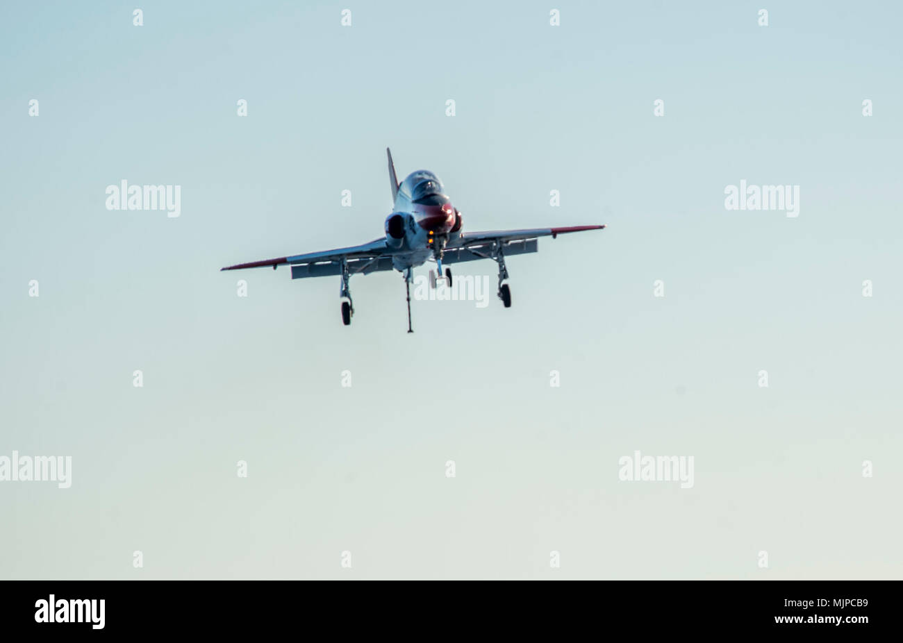 T-45 Goshawk ist ein Trägerflugzeug von McDonnell Douglas und Boeing, das von einem Rolls Royce F405 Turbofan-Motor angetrieben wird. Am 13. Dezember 2017 flog eine T-45 über die USS George H.W. Bush (CVN 77), einen nuklearbetriebenen Flugzeugträger der Nimitz-Klasse, während der Trägerqualifizierung im Atlantik. Das Archivbild dokumentiert die Ausbildung der Marineflugzeuge auf See. Stockfoto