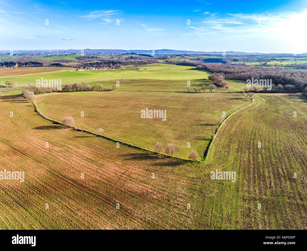 Luftaufnahme von den Furchen des Feldes in Italien Stockfoto