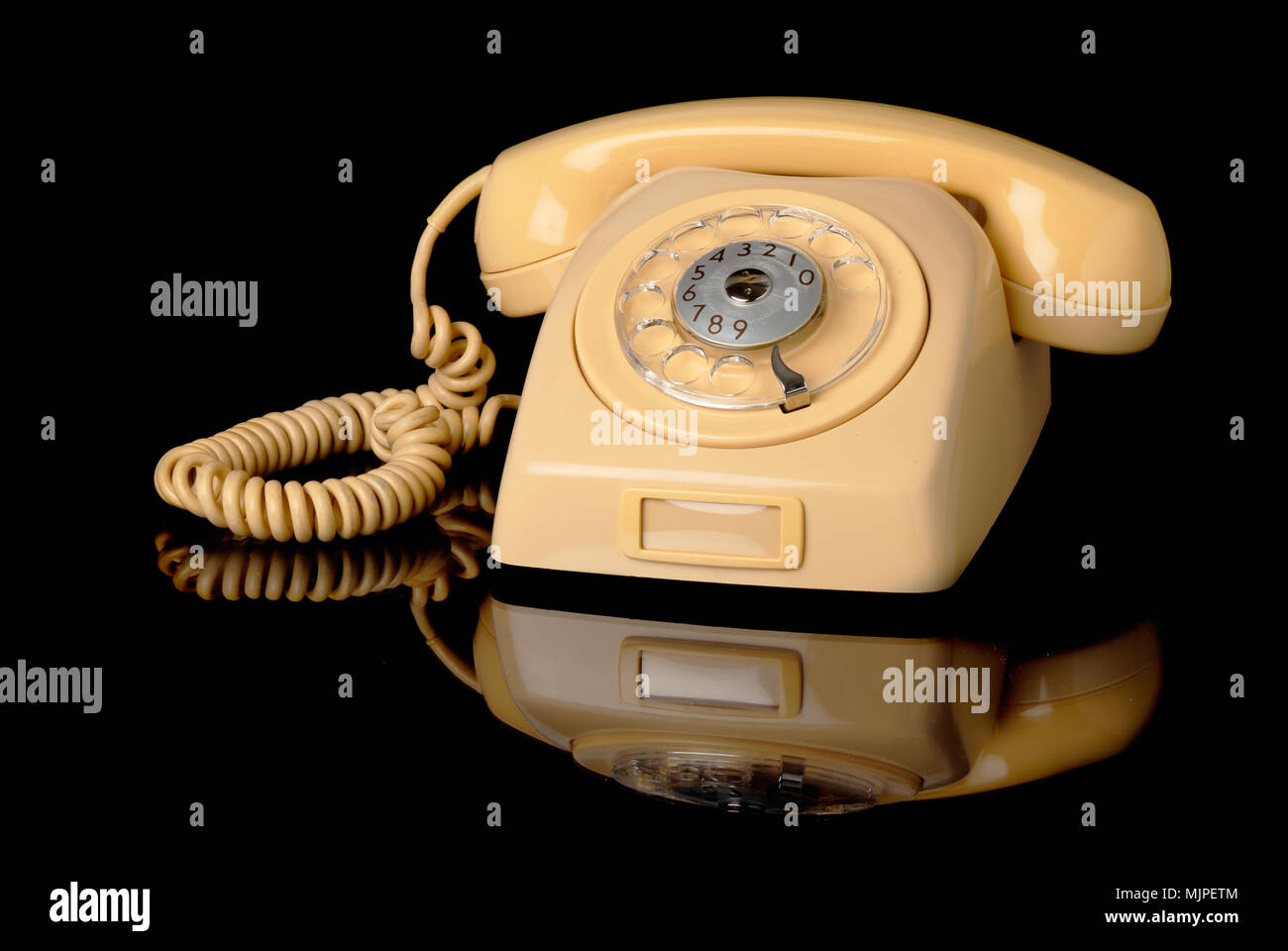 Gelbe alten schwedischen 1960er Telefon aufgelegt mit Dial auf schwarzem Hintergrund. Stockfoto