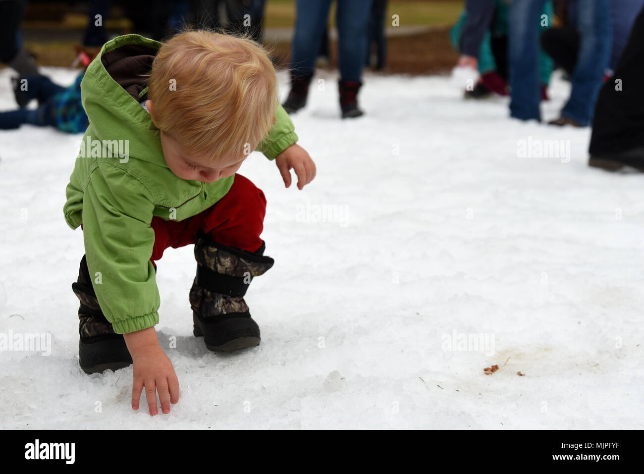 Ein Team Shaw Kind berührt Schnee während des 20 Force Support Squadron Frosty Fest am Shaw Air Force Base, S.C., Dez. 17, 2017. Vertragsfirmen erstellt Schnee für die Veranstaltung zu Einzelpersonen die Möglichkeit zu Spielen, die sonst nicht die Chance, durch das lokale Klima gelangen kann. (U.S. Air Force Foto von Airman 1st Class Kathryn R.C. Reaves) Stockfoto