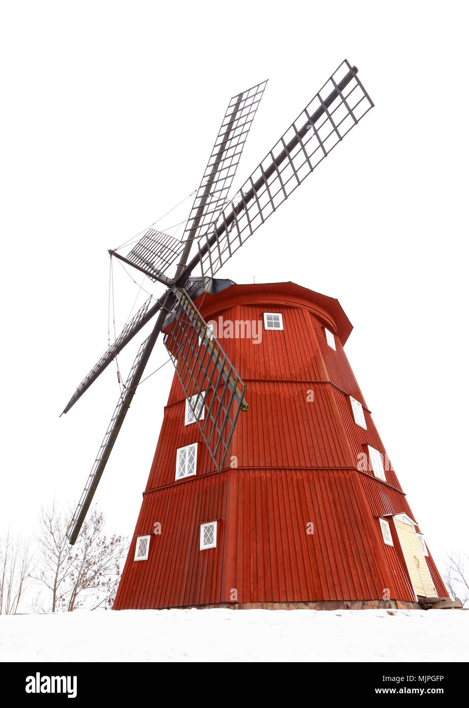 Rote Mühle in einer Winterlandschaft. Stockfoto