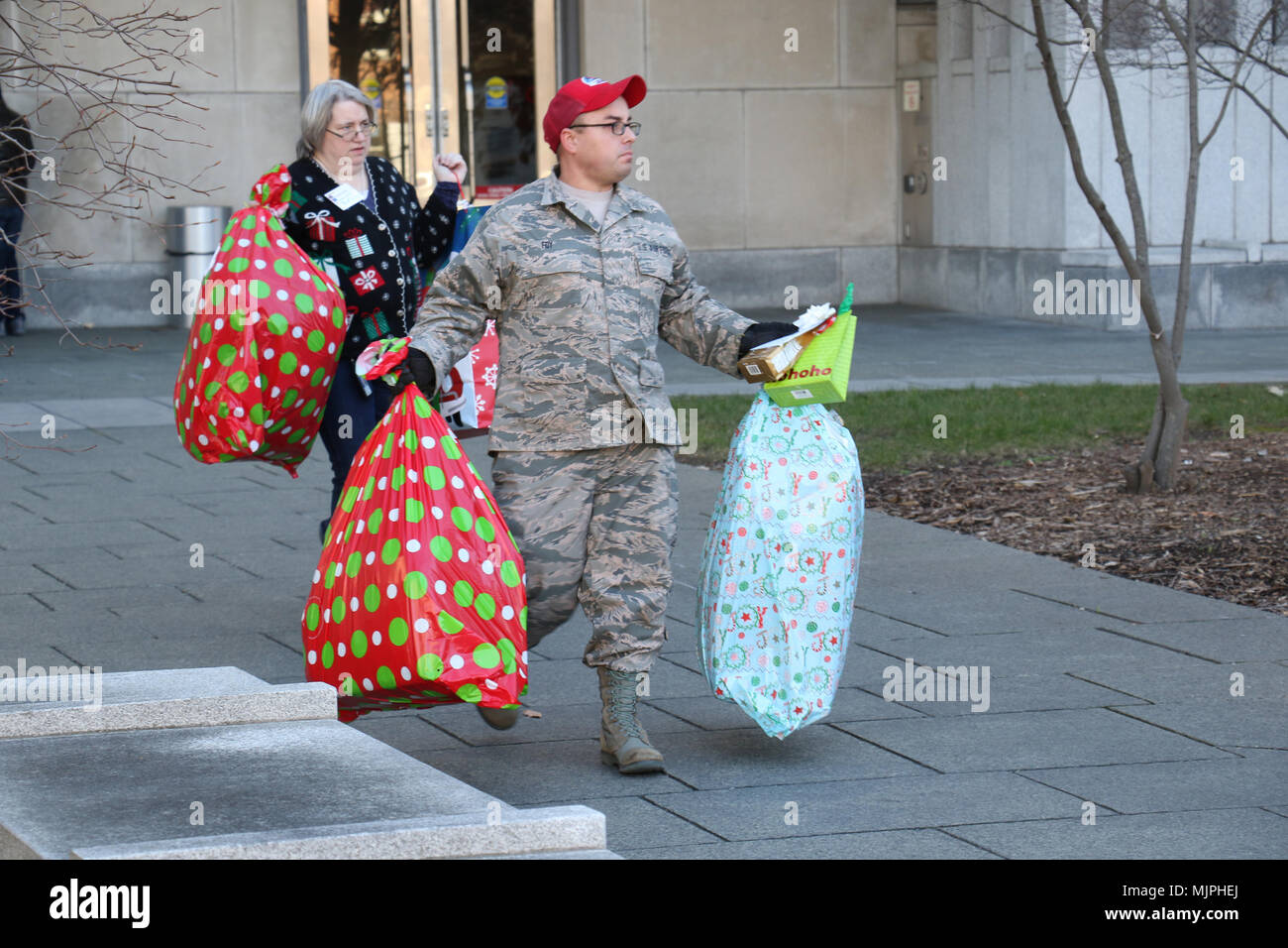 Die 193rd Regional Support Group ist eine Einheit der Pennsylvania Air National Guard, die für die Unterstützung der Mission zuständig ist. Am 6. Dezember 2017 nahmen die Mitglieder am 28. Jährlichen Holiday Wish Program teil, indem sie gespendete Geschenke im Keystone Building in Harrisburg, Pennsylvania, zur Verteilung an County Assistance Offices verbrachten. Das Archivbild dokumentiert koordinierte Bemühungen der Nationalgarde und der staatlichen Freiwilligen. Stockfoto