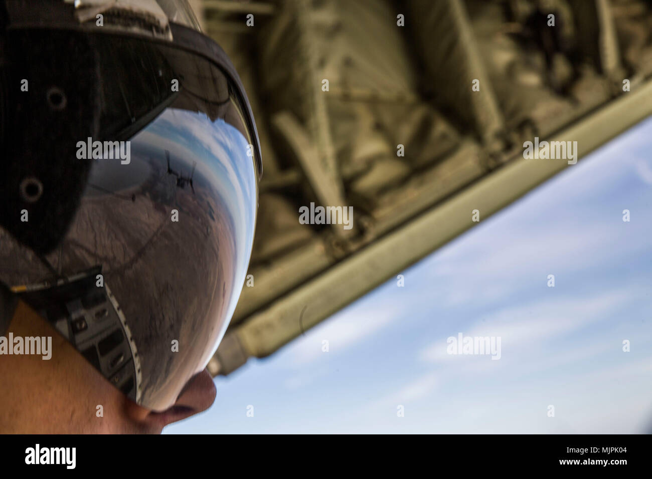 KC-130J Hercules ist ein Tanker- und Transportflugzeug des United States Marine Corps, das für Luftbetankung und Logistik eingesetzt wird. Das Archivbild dokumentiert die Ausbildung der Einheit El Centro Horizon in der Naval Air Facility El Centro, Kalifornien am 6. Dezember 2017, bei der ein MV-22B Osprey betankt wurde. Stockfoto
