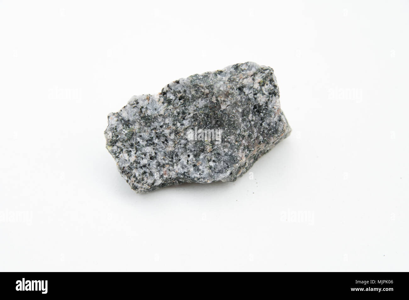 Extreme close up mit vielen Details aus Quarz diorit Mineral auf weißem Hintergrund Stockfoto