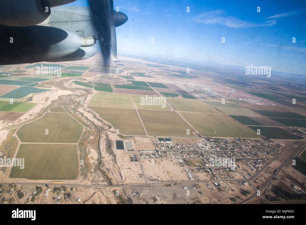 KC-130J Hercules ist ein Turboprop-getriebenes Luftbetankungs- und Transportflugzeug des United States Marine Corps. Das Archivbild dokumentiert eine Abreise aus El Centro, Kalifornien am 13. Dezember 2017 nach Abschluss der El Centro Horizon-Trainingseinheit. Stockfoto