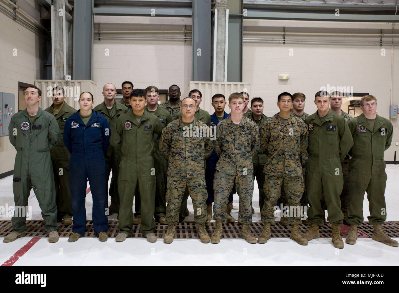 Die Marine Aerial Refueler Transport Squadron 152 ist eine Luftverkehrseinheit des United States Marine Corps, die KC-130J Hercules-Flugzeuge betreibt und auf der Marine Corps Air Station Iwakuni in Japan stationiert ist. Das Archivbild dokumentiert das Geschwader-Personal in El Centro, Kalifornien am 13. Dezember 2017 während des Abschlusses der Trainingseinheit El Centro Horizon. Stockfoto