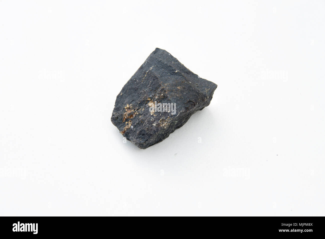 Extreme Nahaufnahme, mit vielen Details von Magnetit Mineral auf weißem Hintergrund Stockfoto