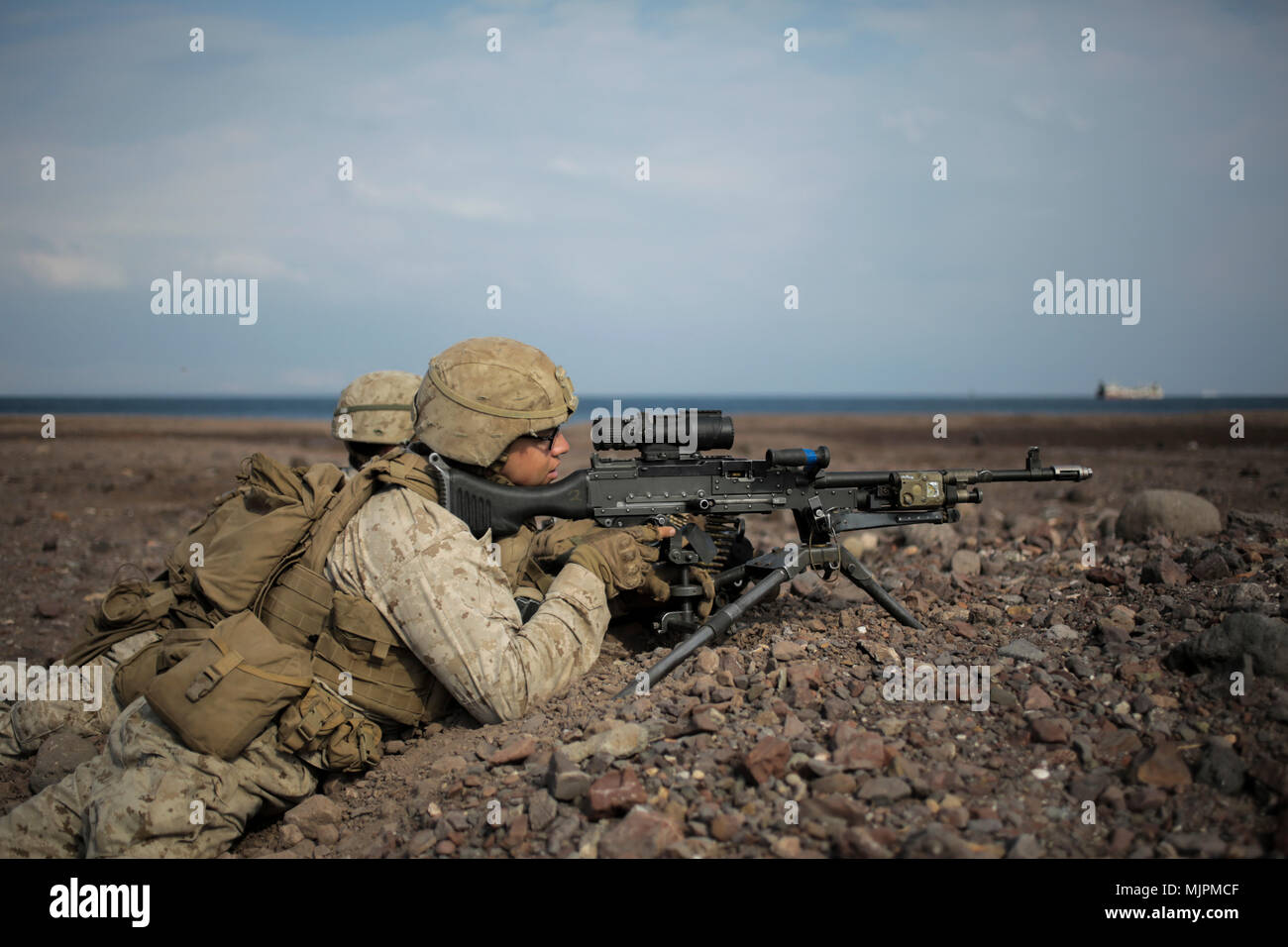 171221-M-QL 632-037 ARTA STRAND, Dschibuti (31. 21, 2017) US-Marines mit dem 15 Marine Expeditionary Unit bieten Sicherheit während eines simulierten non-combatant Evakuierung zur Unterstützung der Alligator Dolch. Alligator Dolch, geführt von Naval Amphibious Force, Task Force 51/5 th Marine Expeditionary Brigade, ist eine dedizierte, bilaterale bekämpfen Probe, die US-amerikanischen und Französischen Streitkräfte zu üben, zu proben und Übung integrierte Funktionen zum US Central Command sowohl über Wasser und an Land zur Verfügung. (U.S. Marine Corps Foto: Staff Sgt. Vitalij Rusavskiy/Freigegeben) Stockfoto