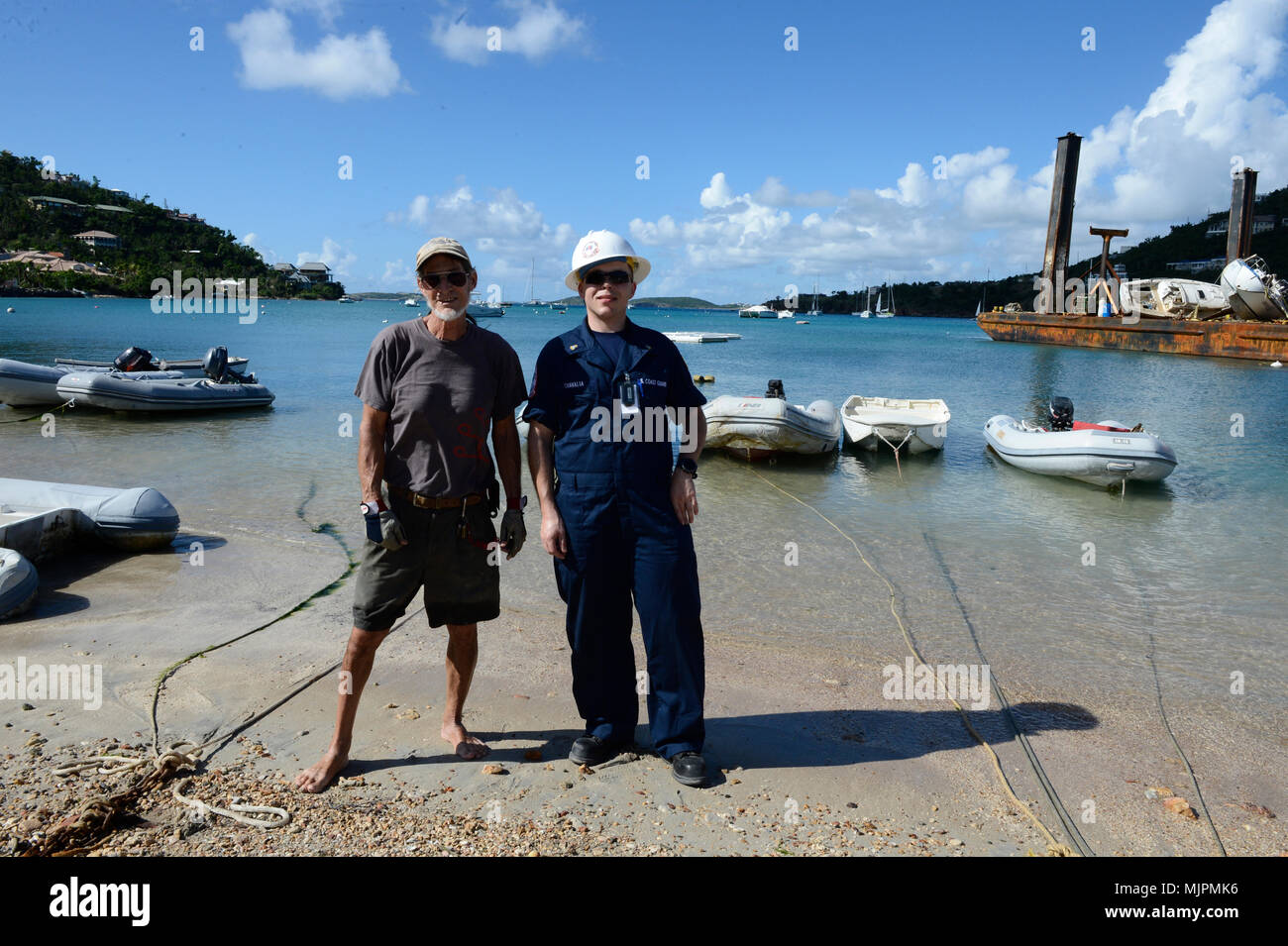 Tom Rowlinson sagte Danke an Chief Petty Officer Isaac Chavalia für Sein ein Teil der Emergency Support Funktion 10 Antwort und Unterstützung bei der Aufhebung der Seine besondere Berücksichtigung Schiff im Great Cruz Bay, und setzen Sie ihn wieder in das Wasser, Dienstag auf St. John, US Virgin Islands, als Teil der Emergency Support Funktion 10 Antwort, Dez. 20, 2017. In der gesamten ESF-10 Mission, besondere Berücksichtigung inspizierten Schiffe sind, gepatcht (falls benötigt), wieder in das Wasser und an ihre Besitzer zurückgegeben. Coast Guard Foto von Petty Officer 1st Class Matthew Schofield. Stockfoto