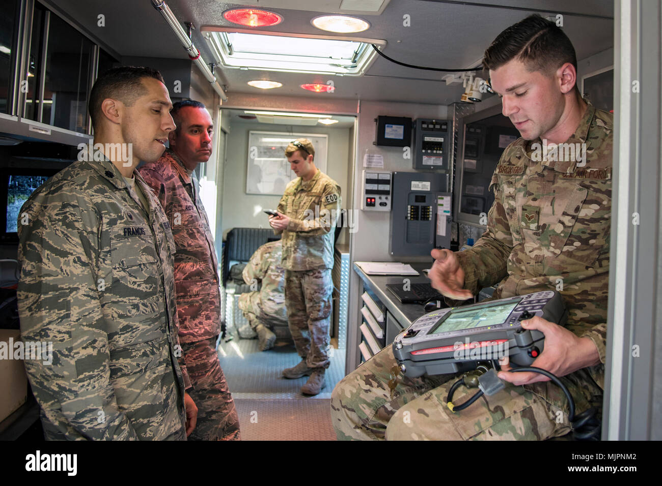 Senior Airman Trenton Broxterman, 23d Bauingenieur Squadron (CES) Explosive Verpackungsverordnung Entsorgung (EOD) Lehrling, erklärt ein Display lt Col Michael Francis, 23d CES Commander, während eine Antwort Übung, Dec 21, 2017, bei Moody Air Force Base, Ga. Das EOD-Flieger wurden auf ihre Fähigkeit, einen Notruf zu reagieren, lokalisieren, identifizieren und Neutralisieren einer improvisierten explosiven Gerät ausgewertet. (U.S. Air Force Foto von Airman Eugene Oliver) Stockfoto
