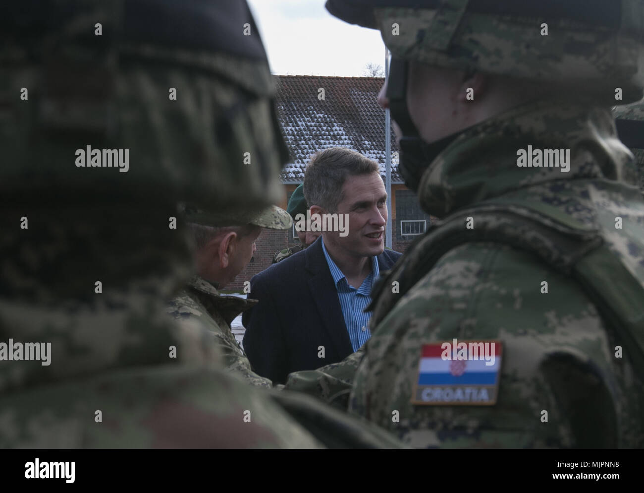 Britische Minister für Verteidigung, Verteidigungsminister Gavin Williamson Spaziergänge durch eine statische Darstellung Sitzung Soldaten und Lernen über Ausrüstung beim Besuch der Truppen von Battle Group in Polen Bemowo Piskie, Polen, Dez. 22, 2017. Battle Group Polen ist ein einzigartiges, multinationalen Battle Group, bestehend aus USA, Großbritannien, Kroatischen und Rumänische Soldaten dienen, die mit der polnischen 15 mechanisierte Brigade als Abschreckung Kraft im Nordosten Polens in der Unterstützung der NATO-Präsenz verstärkt nach vorne. (U.S. Armee Foto von SPC. Andrew McNeil/22 Mobile Public Affairs Abteilung) Stockfoto