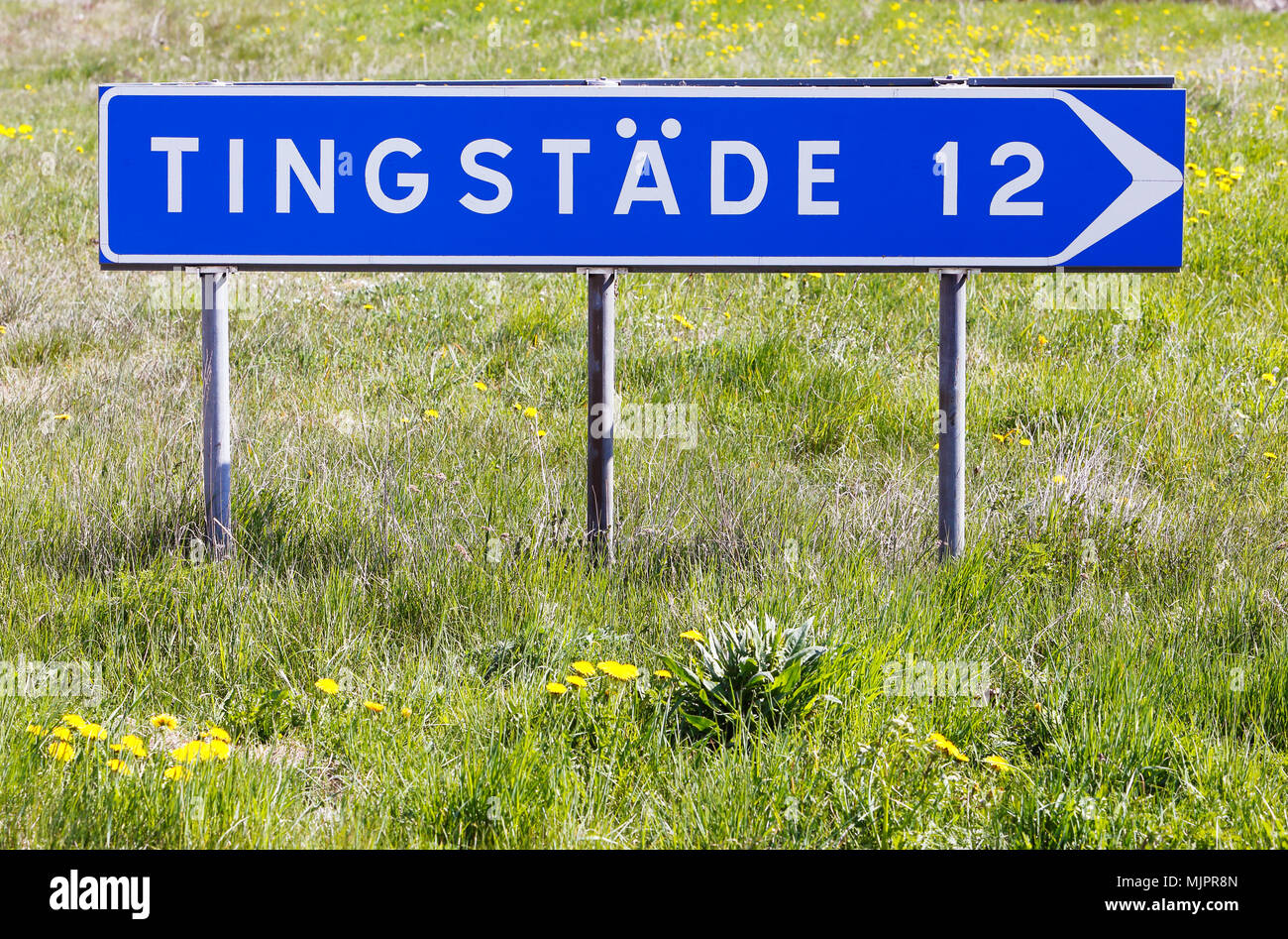 Wegweiser für das Dorf Tingstade in der schwedischen Provinz Gotland. Stockfoto