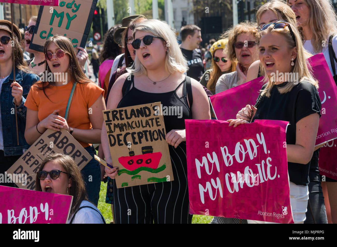 London, Großbritannien. 5. Mai 2018. Eine Frau hält ein Poster' Irelands makellose Täuschung' in der Kundgebung der Abtreibung Rechte Kampagne im Parlament Platz vor der jährlichen Marsch für das Leben in Großbritannien durch die pro-life Anti-abtreibungs-Aktivisten wurde zu einer Kundgebung zu marschieren. Sie bestanden auf der Rechten für Frauen, die zu einer Erhöhung der Beschränkungen, die für die Probleme, die wir vor dem 1967 Abtreibungsgesetz, wenn Frauen ihr Leben riskiert, in Back Street Abtreibungen sah führen würde und wählen. Sie forderten Frauen in Nordirland die gleichen Rechte wie im Rest des Vereinigten Königreichs und ein Ende der Schikanen gegeben werden Stockfoto
