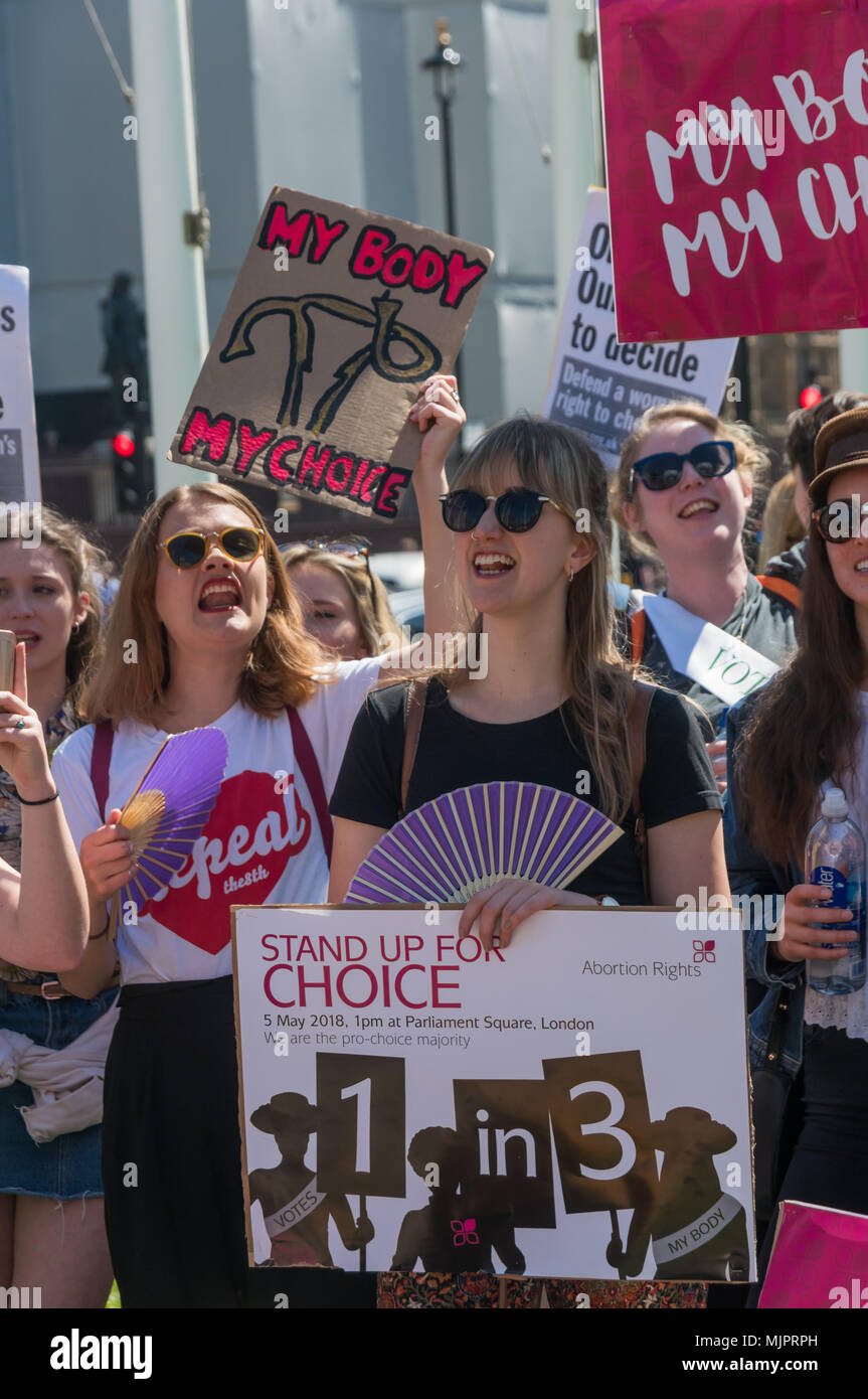 London, Großbritannien. 5. Mai 2018. Frauen in der Abtreibung Rechte Kampagne halten eine Kundgebung im Parlament Platz vor der jährlichen Marsch für das Leben in Großbritannien durch die pro-life Anti-abtreibungs-Aktivisten wurde zu einer Kundgebung zu marschieren. Sie bestanden auf der Rechten für Frauen, die zu einer Erhöhung der Beschränkungen, die für die Probleme, die wir vor dem 1967 Abtreibungsgesetz, wenn Frauen ihr Leben riskiert, in Back Street Abtreibungen sah führen würde und wählen. Sie forderten Frauen in Nordirland die gleichen Rechte wie im Rest des Vereinigten Königreichs und ein Ende der Belästigung von Frauen, die in Kliniken gegeben werden, und die Irische unterstützt. Stockfoto