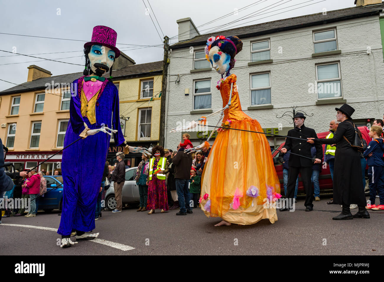 Ballydehob, Irland. 5 Mai, 2018. Riesige Marionetten Katrina und Diego ein Walzer auf ballydehob Main Street Dance während der jährlichen Ballydehob Jazz Festival Beerdigung. Das Jazz Festival wird fortgesetzt, bis Montag Nacht kulminiert in einem Festival Closing Party. Credit: Andy Gibson/Alamy leben Nachrichten Stockfoto