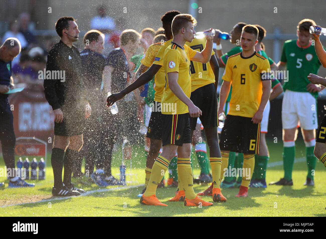 Die Spieler nehmen auf dem Wasser während der 2018 UEFA U-17 Meisterschaft Gruppe C Übereinstimmung zwischen der Republik Irland und Belgien an der Loughborough University Stadium am 5. Mai 2018 in Loughborough, England. (Foto von Paul Chesterton/phcimages.com) Stockfoto