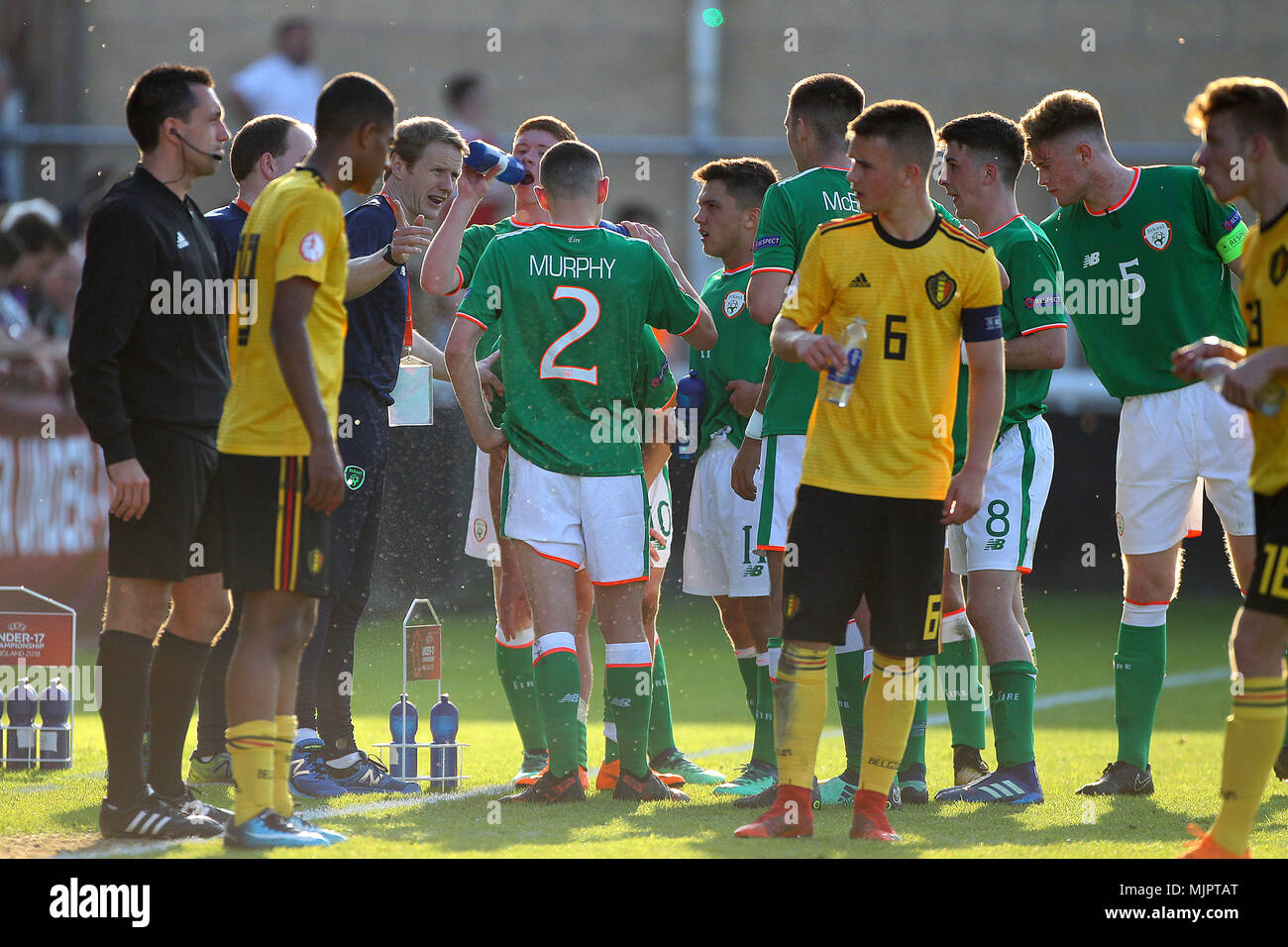 Republik Irland Trainer Colin OÕBrien Anweisungen gibt, wie die Spieler auf dem Wasser während der 2018 UEFA U-17 Meisterschaft Gruppe C Übereinstimmung zwischen der Republik Irland und Belgien nehmen an der Loughborough University Stadium am 5. Mai 2018 in Loughborough, England. (Foto von Paul Chesterton/phcimages.com) Stockfoto