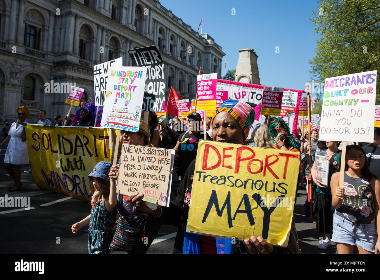 London, Großbritannien. 5 Mai, 2018. Aktivisten aus bis zu Rassismus stehen und die Anhänger der Windrush generation März von Downing Street das Home Office für die Verschrottung der 2014 Zuwanderungsgesetz zu nennen. Credit: Mark Kerrison/Alamy leben Nachrichten Stockfoto