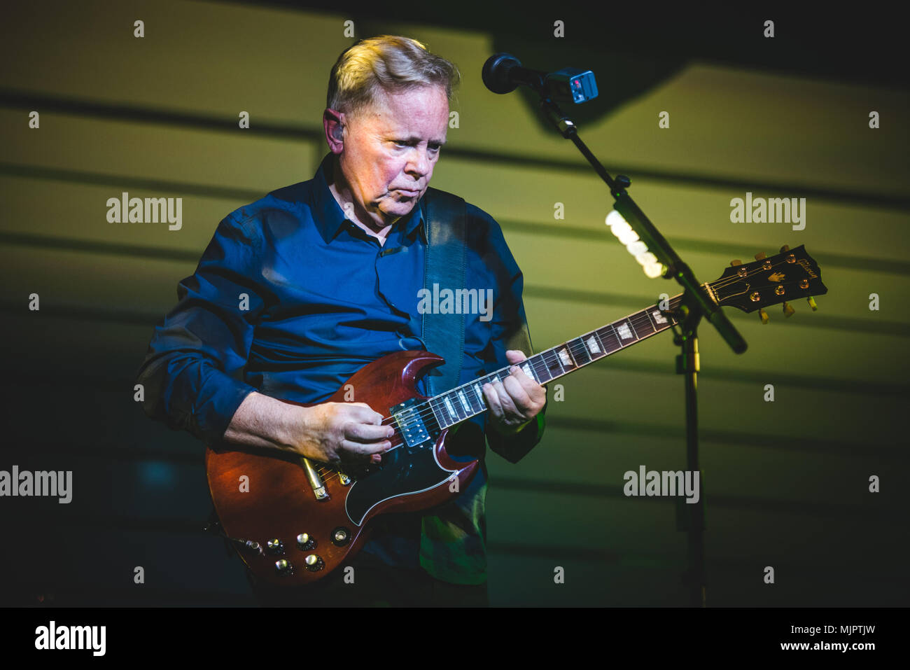 Torino, Italien, 2018 5. Mai: Die deutsch Rock Band New Order live auf der Bühne in Turin für Ihre einzigen italienischen Konzert in der Officine Grandi Riparazioni (OGR). Foto: Alessandro Bosio/Alamy leben Nachrichten Stockfoto