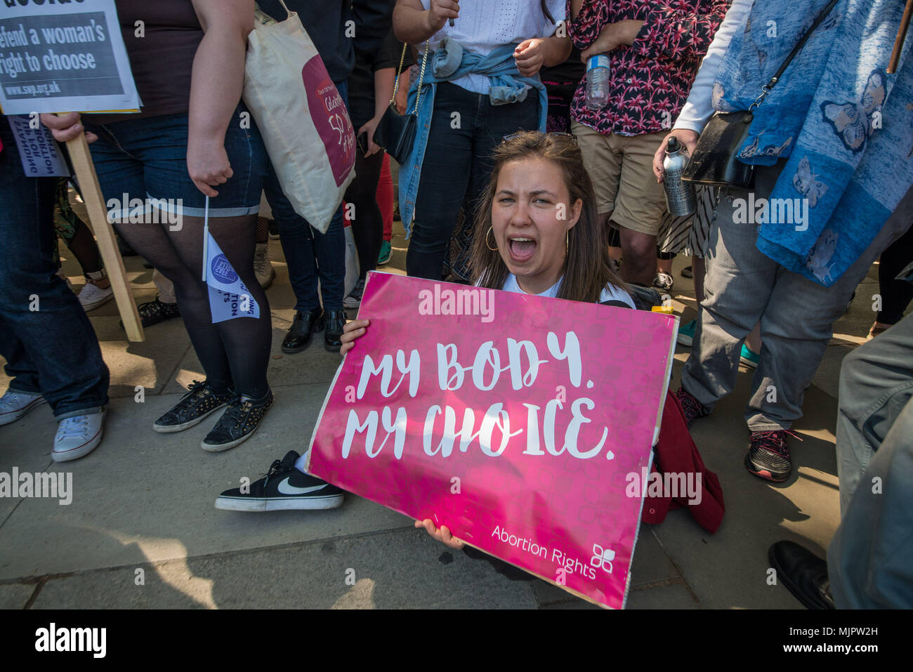 London, UK, 5. Mai 2018. Kleine Gruppe von Menschen im Parlament heute Protestierende fordern Recht auf Abtreibung für die irischen Bürger Wochen vor dem Referendum. 5 Mai, 2018. Die Demonstranten fordern die Regierung die Aufhebung der achten Änderung der irischen Verfassung, in der die Garantien eines Fötus'' Recht auf Leben''. Die Achte Änderung bedeutet, dass Abtreibung in nahezu allen Fällen in Irland illegal ist. Credit: Velaren Grant/ZUMA Draht/Alamy leben Nachrichten Stockfoto