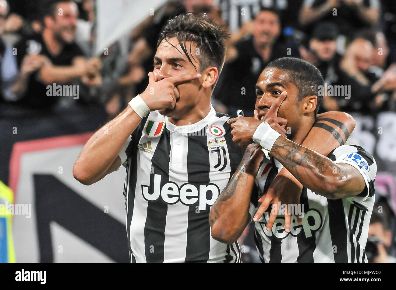 Turin, Italien, 5. Mai 2018. Paulo Dybala (Juventus FC) und Douglas Costa FC Juventus) während der Serie ein Fußballspiel zwischen Juventus FC und FC Bologna bei der Allianz Stadion am 5. Mai 2018 in Turin, Italien. Quelle: FABIO UDINE/Alamy leben Nachrichten Stockfoto