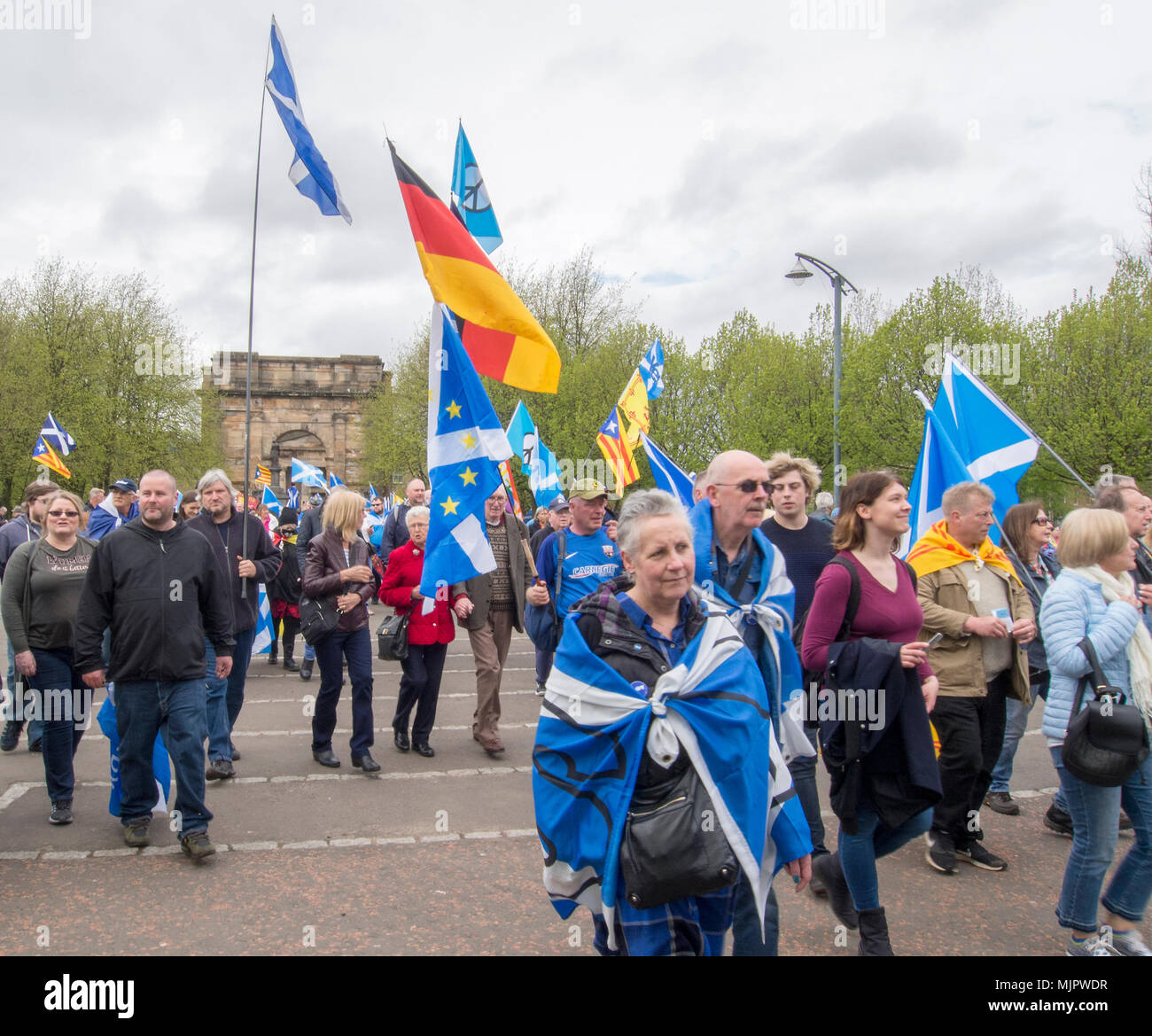 Glasgow, Schottland. 5. Mai 2018. Eine Masse der Demonstranten März in Glasgow Green für den März für die Unabhängigkeit. Es gibt eine Reihe von verschiedenen Flaggen im Hintergrund. Stockfoto