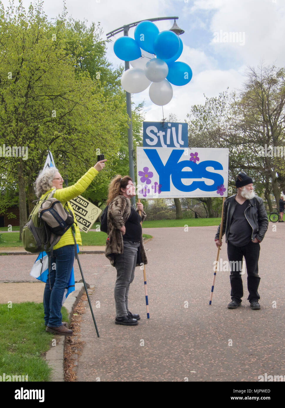 Glasgow, Schottland. 5. Mai 2018. Drei Demonstranten mit einem Schild, die sagt, 'Ja'. Beobachten Sie den Marsch in Glasgow Green für den März für die Unabhängigkeit. Credit: Kelly Neilson/Alamy Leben Nachrichten. Stockfoto