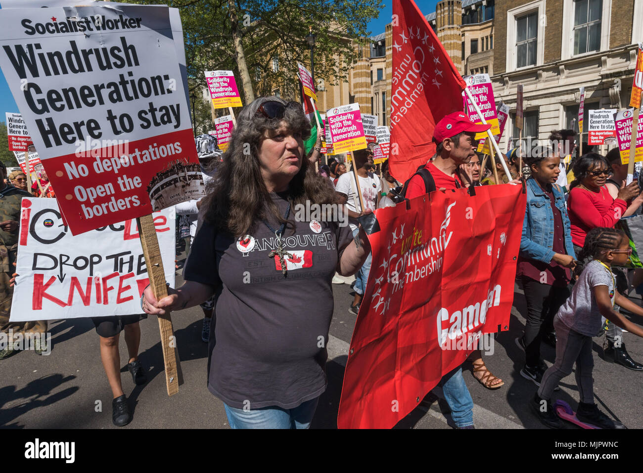 London, Großbritannien. 5. Mai 2018. Nach einer Kundgebung in der Downing Street Menschen März für einen Protest außerhalb des Home Office für Theresa's Mai 2014 rassistische Zuwanderungsgesetz aufgehoben und ein sofortiges Ende der Deportation und Inhaftierung von Commonwealth citizens, mit denen bereits abgeschoben nach Großbritannien gekauft werden. Es sollte ein Ende der "feindlichen Umwelt" werden für alle Kreditkarten: Peter Marschall/Alamy leben Nachrichten Stockfoto