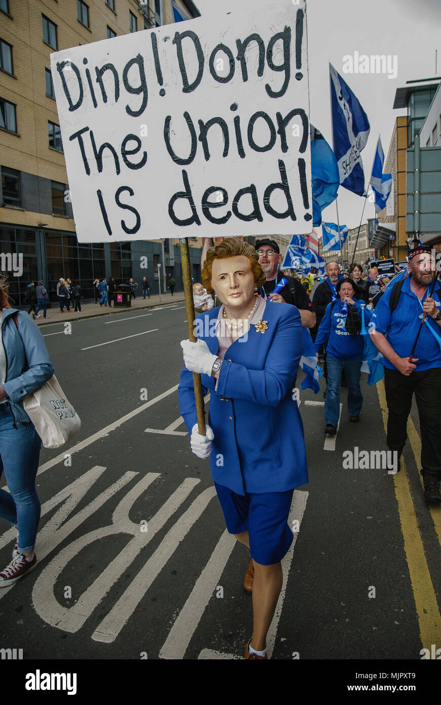 Glasgow, Glasgow, UK. 5 Mai, 2018. Ein Mann, der als ex-UK PM Margret Thatcher gesehen trägt einen blauen Anzug und einer Maske von Ihrem Gesicht hält ein Schild mit der Aufschrift ''DING gekleidet! DONG! Die UNION IST TOT!'' Während des Protestes. Tausende schottische Unabhängigkeit Unterstützer durch Glasgow marschierten als Teil der''˜ alle unter einem Banner "Protest, als die Koalition zielt darauf ab, eine solche Veranstaltung zu laufen, bis Schottland ist''˜ Kostenlose Kreditkarte: Stewart Kirby/SOPA Images/ZUMA Draht/Alamy leben Nachrichten Stockfoto