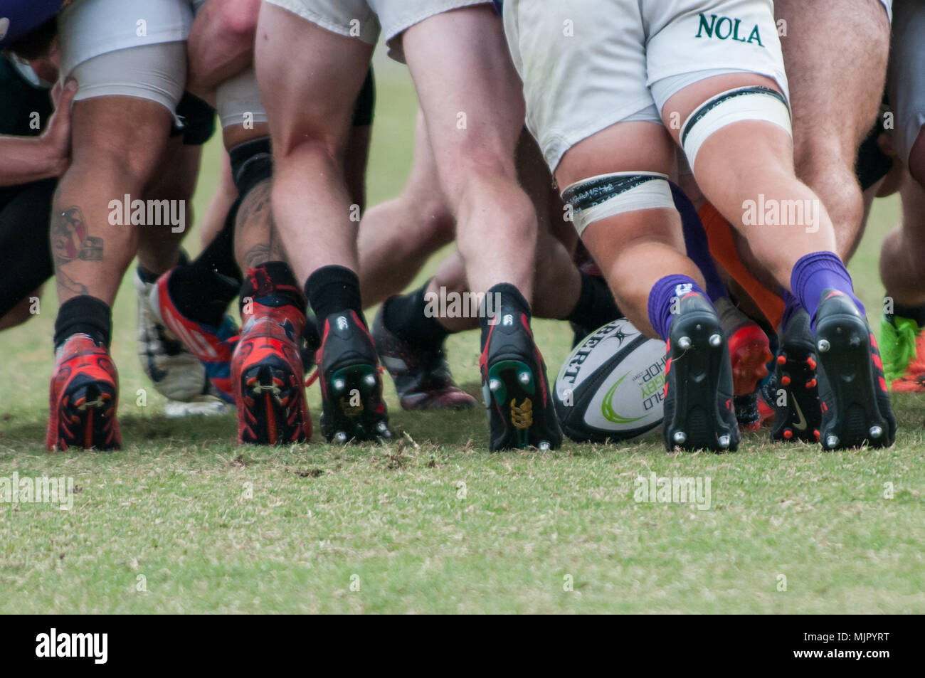 Southern Pines, N. C, USA. 13 Apr, 2018. Mai 5, 2018 - Southern Pines, N.C., USA - Rugby scrum Aktion während eines Spiels zwischen den südlichen Kiefern und New Orleans an die 2018 Abteilung 2 Southern Conference Rugby Meisterschaften an der Nationalen Athletisches Dorf. Southern Pines besiegt New Orleans, 71-12 in der Runde der letzten 32 auf den südlichen Konferenz Meisterschaft Morgen voraus. Credit: Timothy L. Hale/ZUMA Draht/Alamy leben Nachrichten Stockfoto