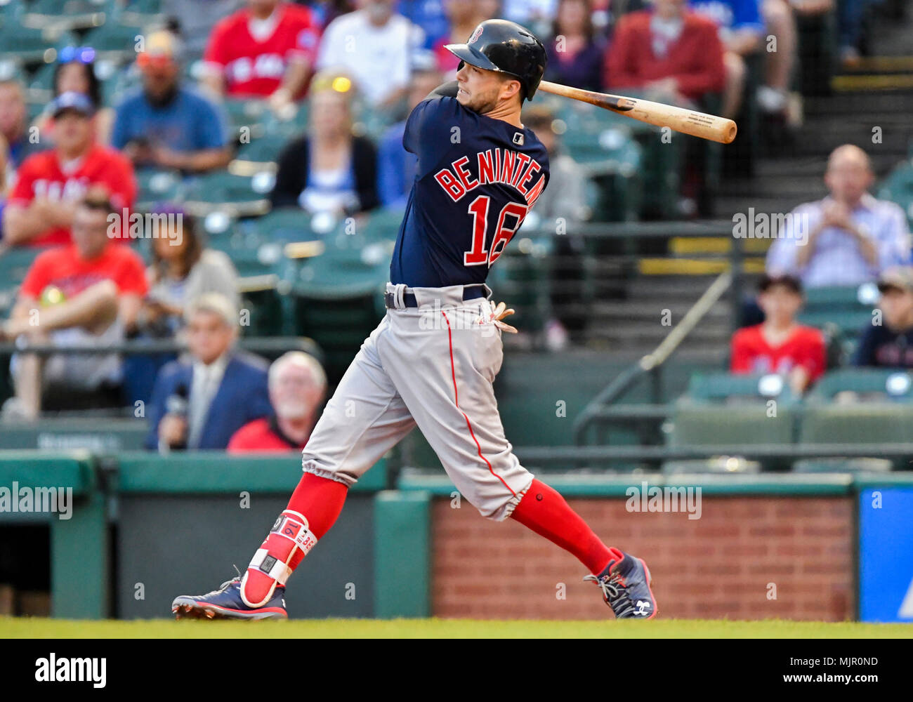 Mai 04, 2018: Boston Red Sox linken Feldspieler Andrew Benintendi #16 bat bei einem MLB Spiel zwischen den Boston Red Sox und die Texas Rangers bei Globe Life Park in Arlington, TX Boston besiegte Texas 5-1 Albert Pena/CSM. Stockfoto